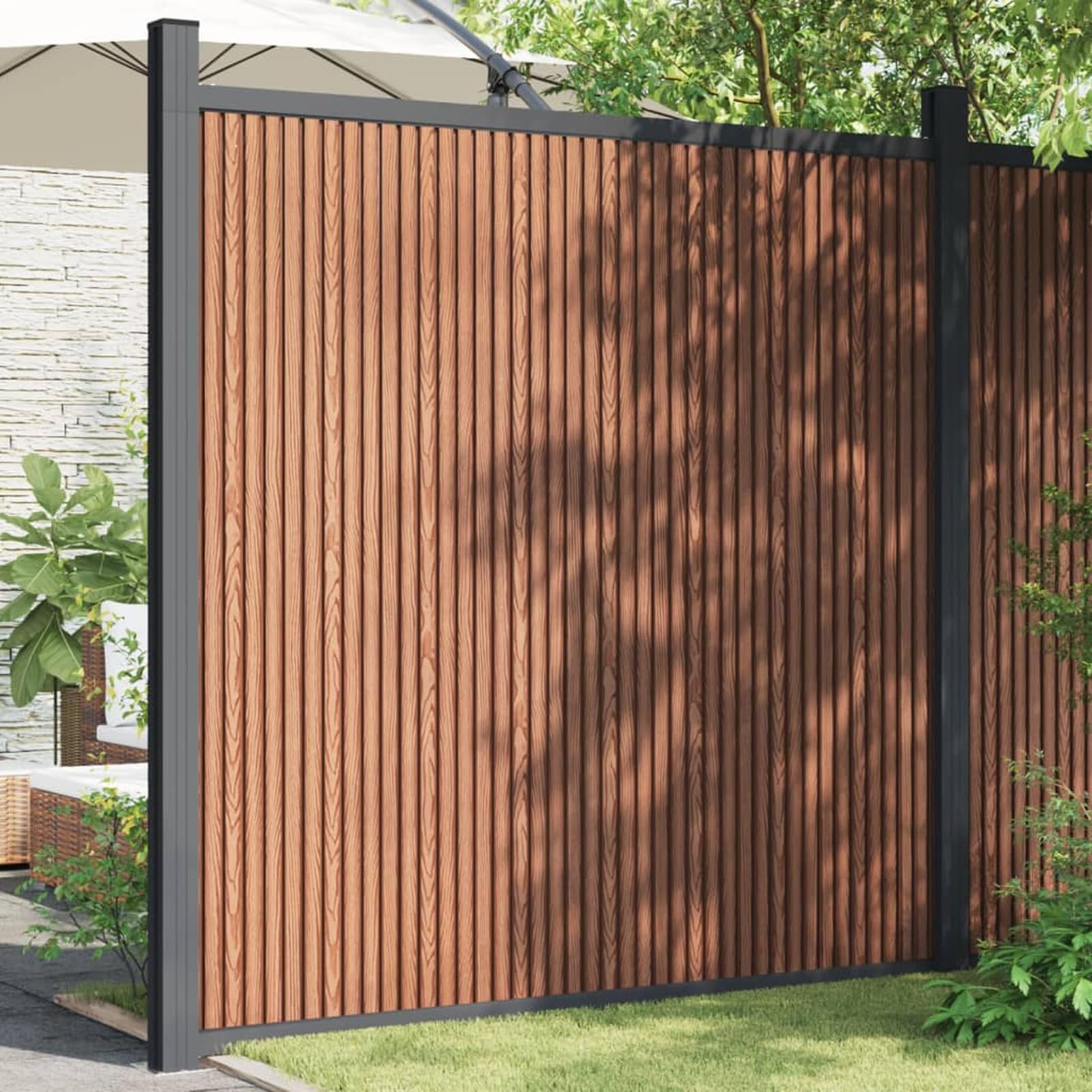 Panel de valla con 2 postes marrón 180 x 186 cm WPC, juego de paneles de valla de jardín, material WPC robusto y duradero, sistema modular con opciones de montaje flexibles, componentes de
