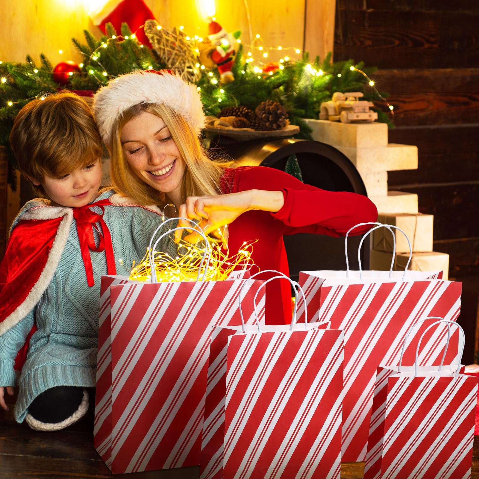 Qilery Lot de 24 sacs à friandises de Noël avec poignées de tailles assorties - Sacs cadeaux en papier kraft rayé pour le travail, Noël, fournitures de fête, 3 tailles