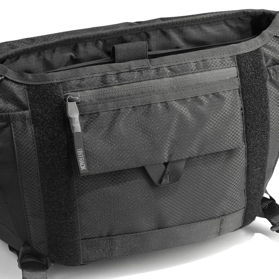 UNTRACK メッセンジャーバッグ あらゆるシーンを行き来する、アントラックのバッグと服