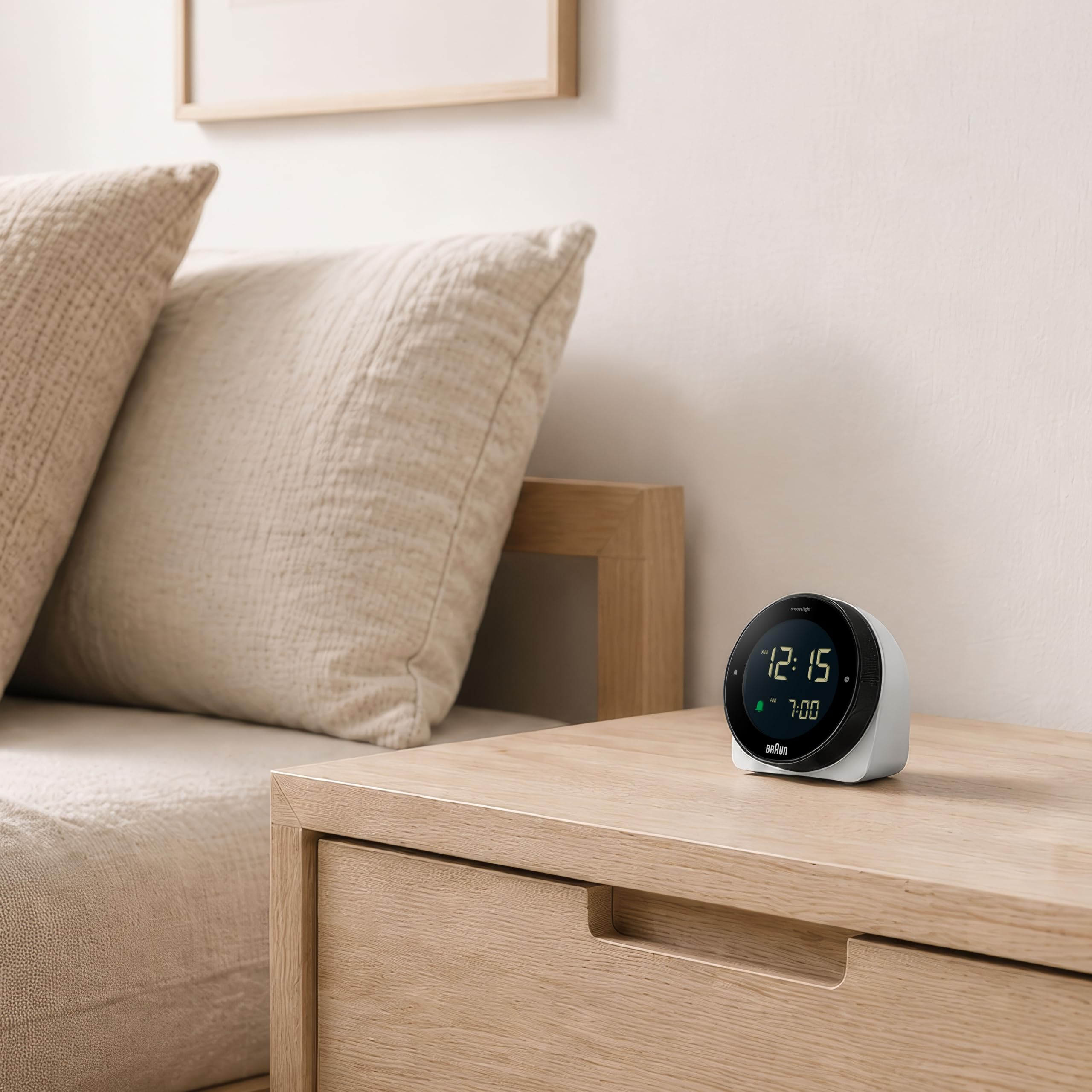 Braun Digitalwecker mit Schlummerfunktion, negativer LCD-Anzeige, drehbarer Lünette für schnelle Zeiteinstellung, Crescendo-Piepton-Alarm in Weiß, Modell BC24W.
