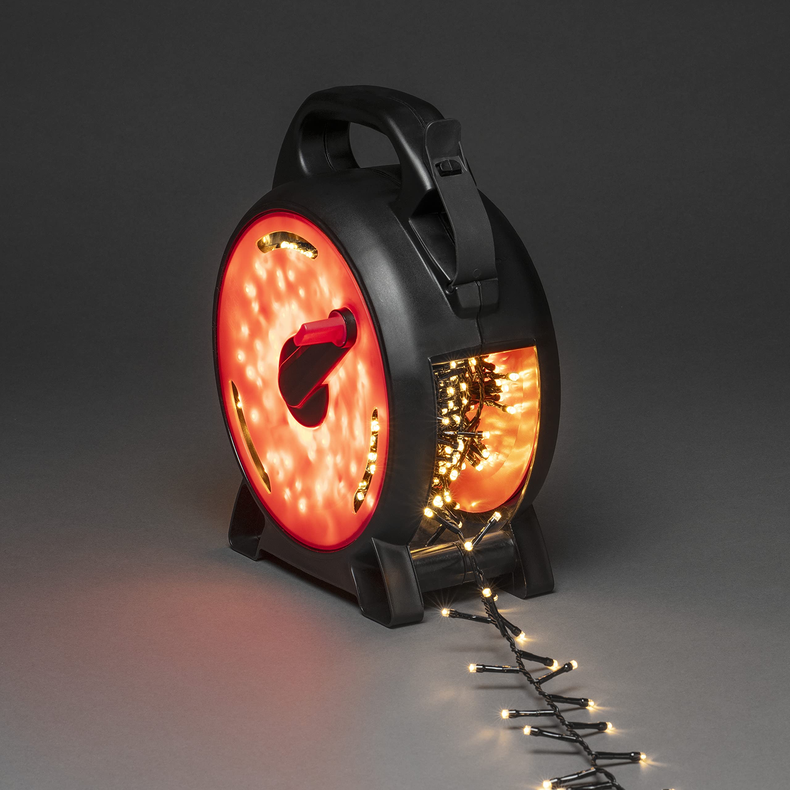 Konstsmide Micro LED Compactlights 3846-100 - Catena luminosa con avvolgicavo, 600 diodi bianchi caldi, trasformatore esterno da 30 V, 6 W, cavo nero