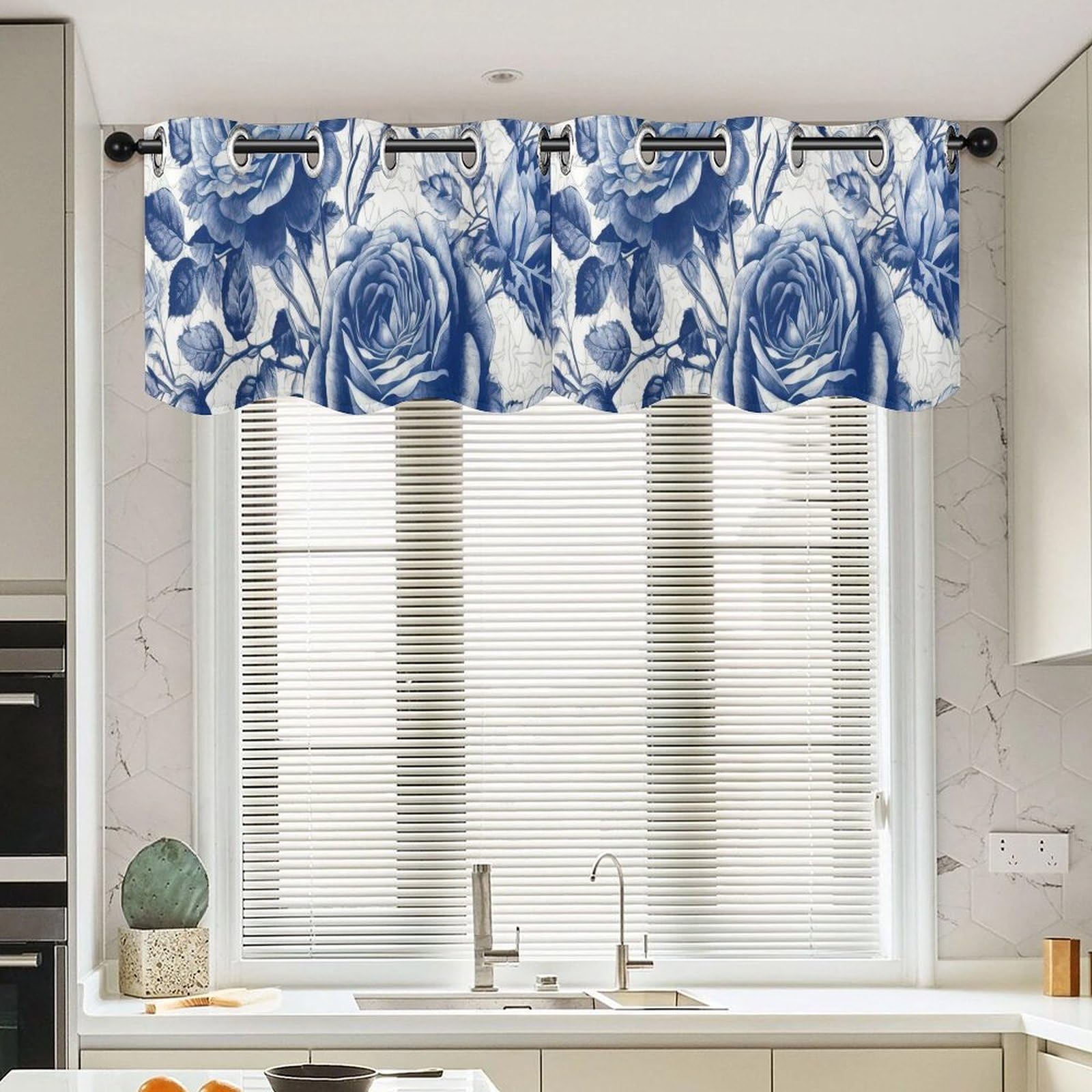 Cortinas cortas bohemias para sala de estar que visten ventanas pequeñas con elegancia