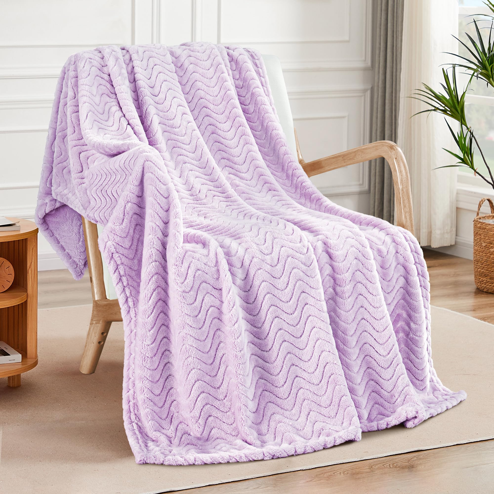 Exclusivo Mezcla Fleece Throw Blanket for Couch Bed, 127x178 CM Super Soft Cozy Blankets with Decorative Wave Textured, Lightweight Plush All Season Use, Lilac Purple