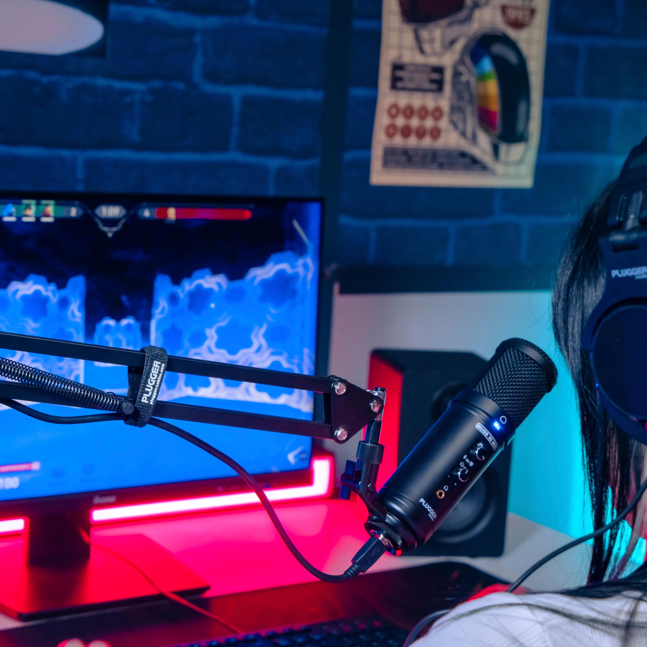 Plugger Studio Podcast Arm Support de Suspension Microphone réglable, Perche Ciseaux Microphone Bras articulé Noir pour Podcast Streaming Broadcast Gaming Radio. Adaptateur fileté 3/8" – 5/8" fourni.