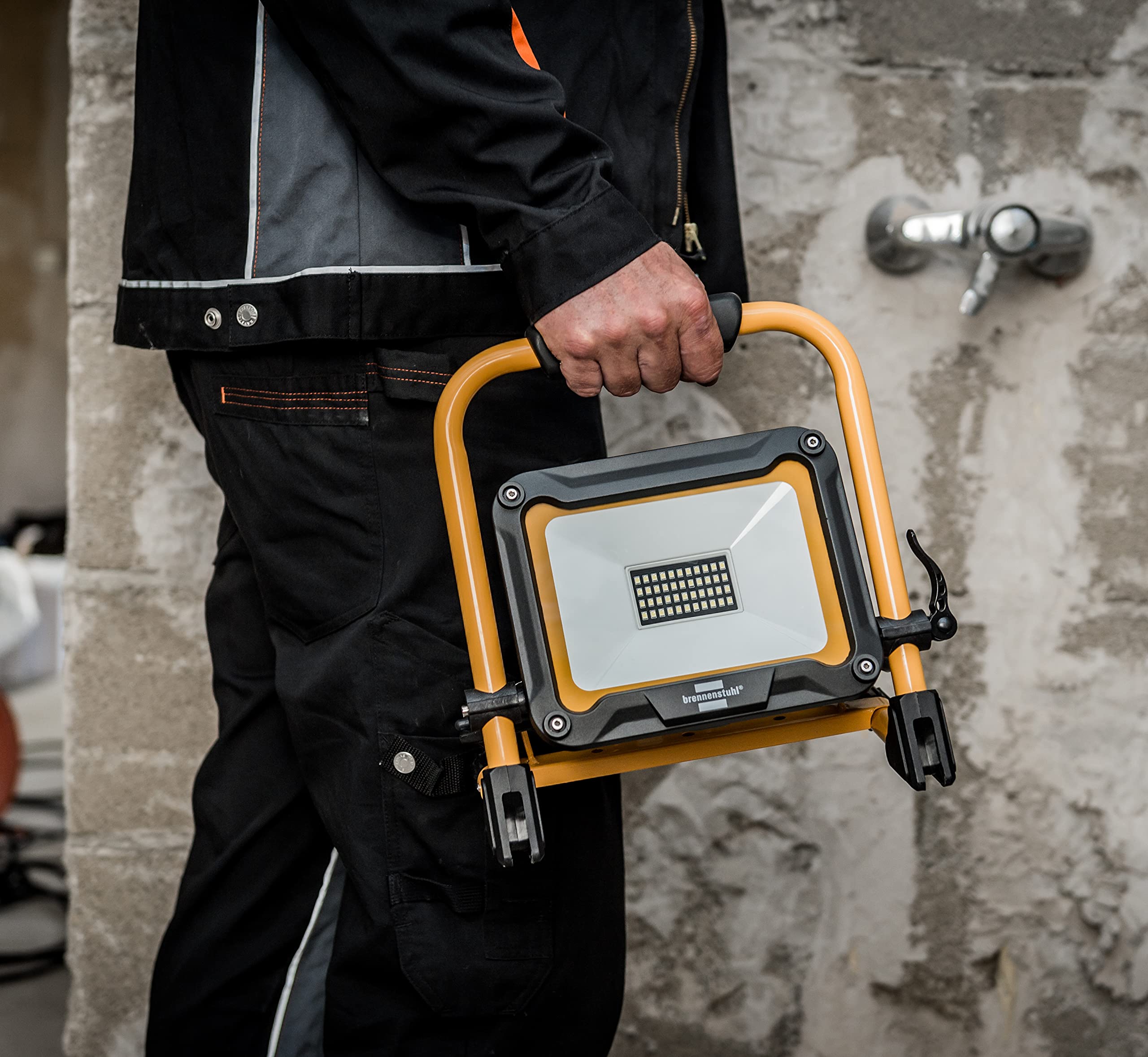 Brennenstuhl Projecteur LED portable JARO 3050 M pour une utilisation en extérieur IP65 (Spot de chantier LED 30W avec 3m de câble, avec verrouillage rapide sur glissière) 2650 lm Jaune/Noir