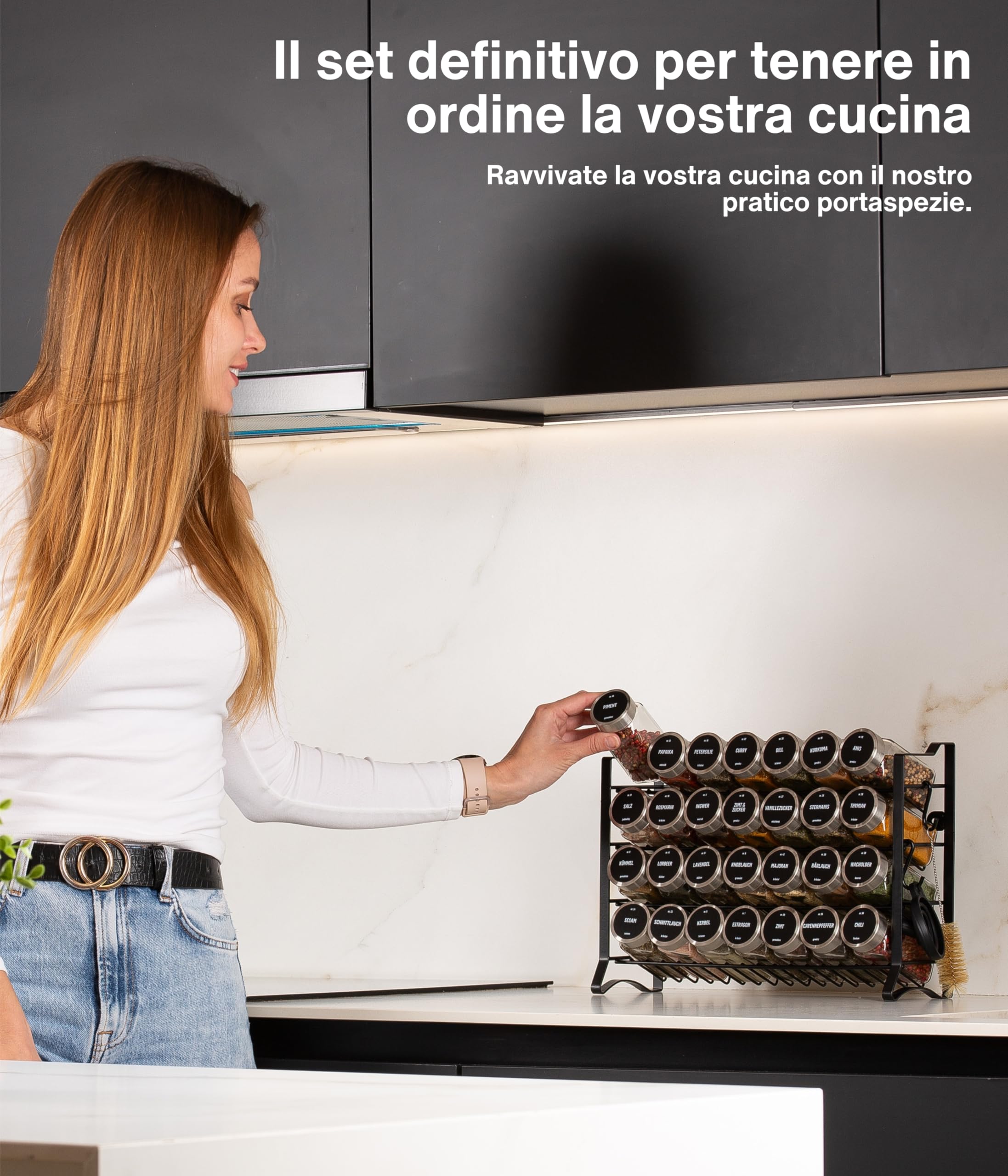 Deco haus® Porta Spezie per Cucina - Portaspezie con 28 Barattoli Spezie, Portaspezie Salvaspazio, Set Cucina 28 Vasetti di Spezie, 144 Etichette Spazzola Imbuto Ganci - Design Indipendente o da Paret