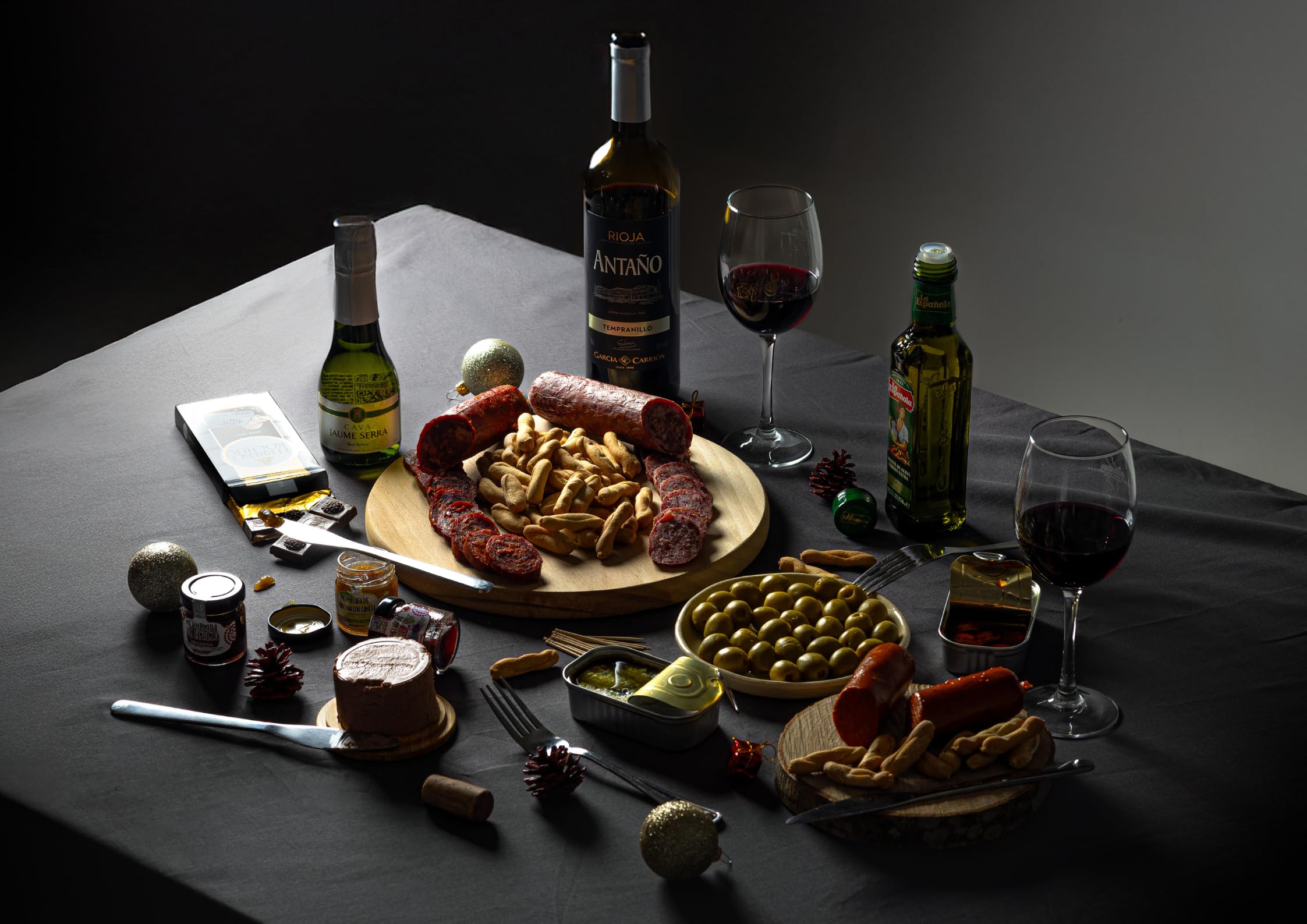 FAMILYCOM Cesta Gourmet para regalar - Surtido con Chocolates originales de regalo - Lote de embutidos, Conservas, Selección de vinos, Champagne, Aceite De Oliva Virgen - Regalo Hombre, Mujer