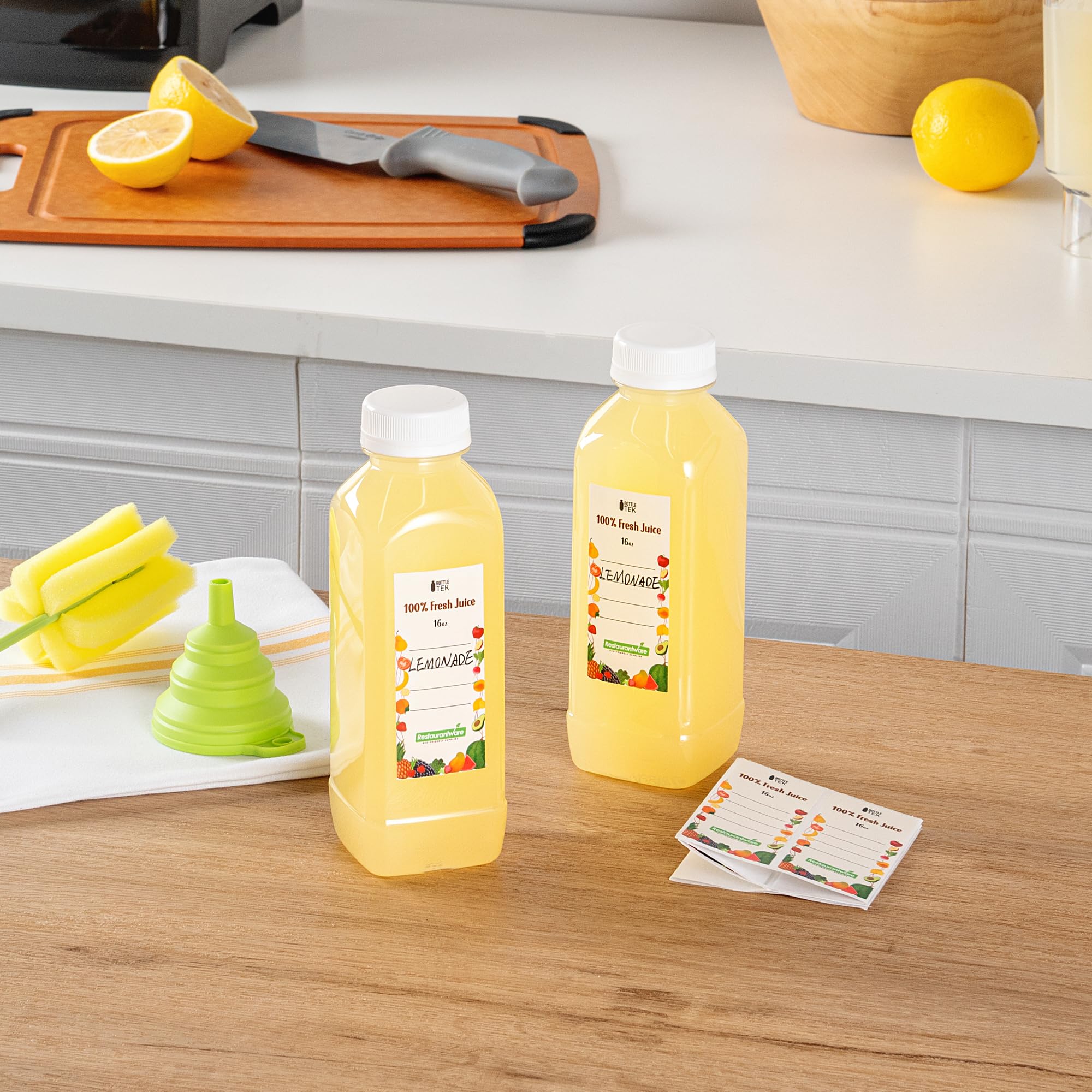 Restaurantware Botella Tek de 16 onzas para jugo, 1 botella con tapa, incluye etiqueta, tapa, cepillo y embudo, recipiente vacío de plástico transparente, para batidos, leche o agua