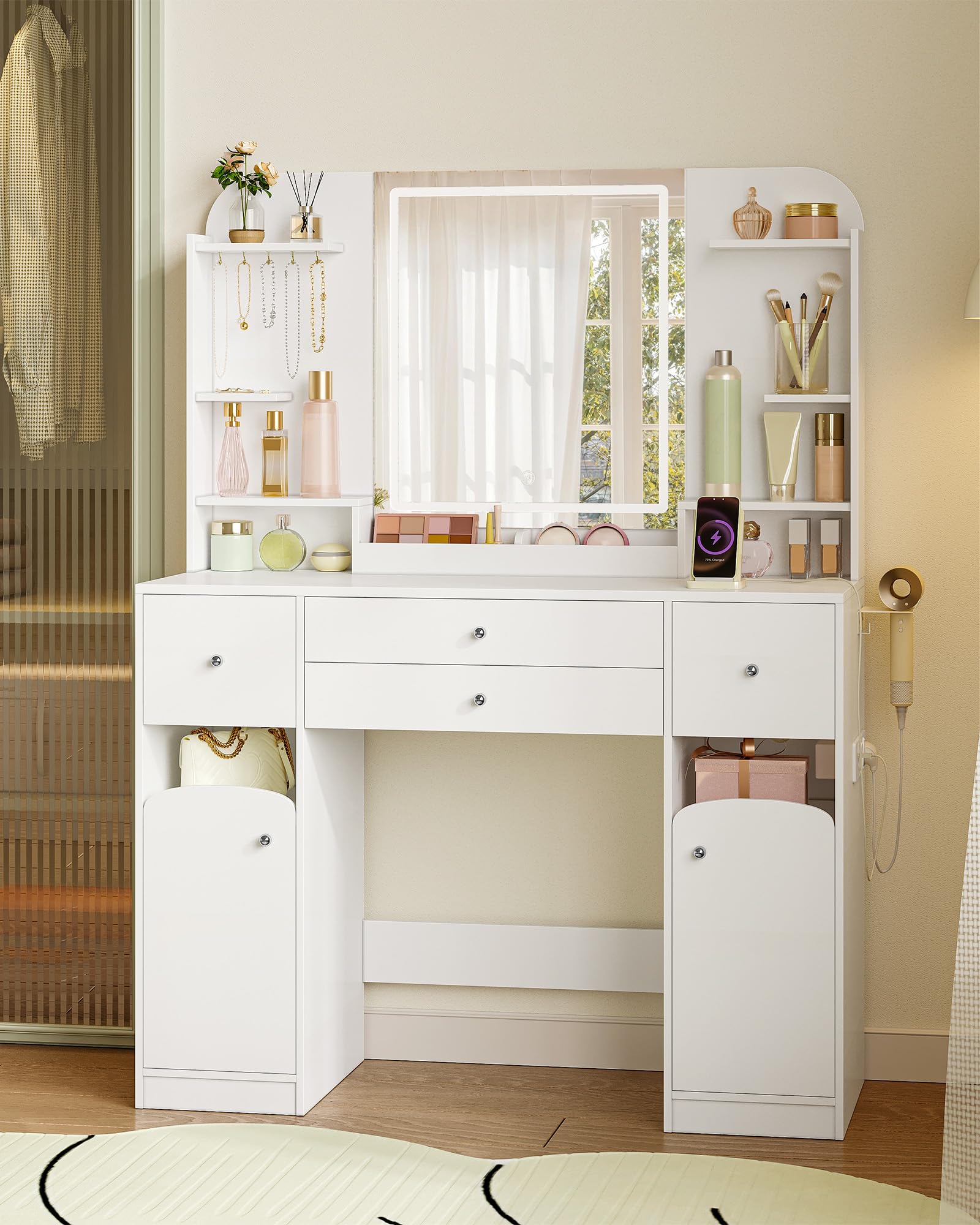Hzuaneri Toeletta Trucco con Luce LED, con Presa e Porta Asciugacapelli, Ampio Piano D'appoggio 108cm, Toeletta con 2 Cassetti Grandi con Contenitore per Gioielli, 2 Armadietti, 40x108x145 cm Bianco