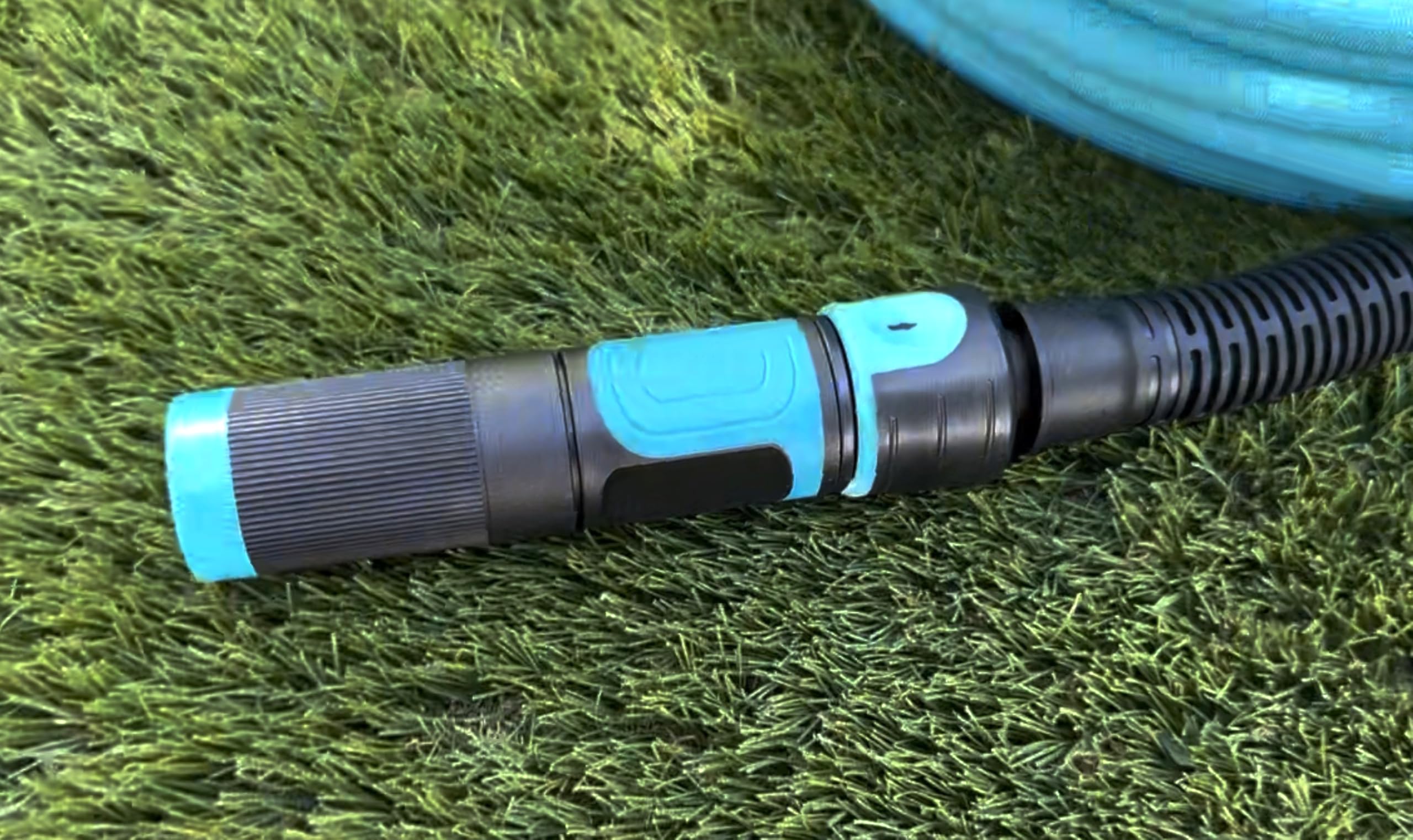Manguera Aqua Control DuraLite de 15 metros, con lanza de riego de 3 formas.