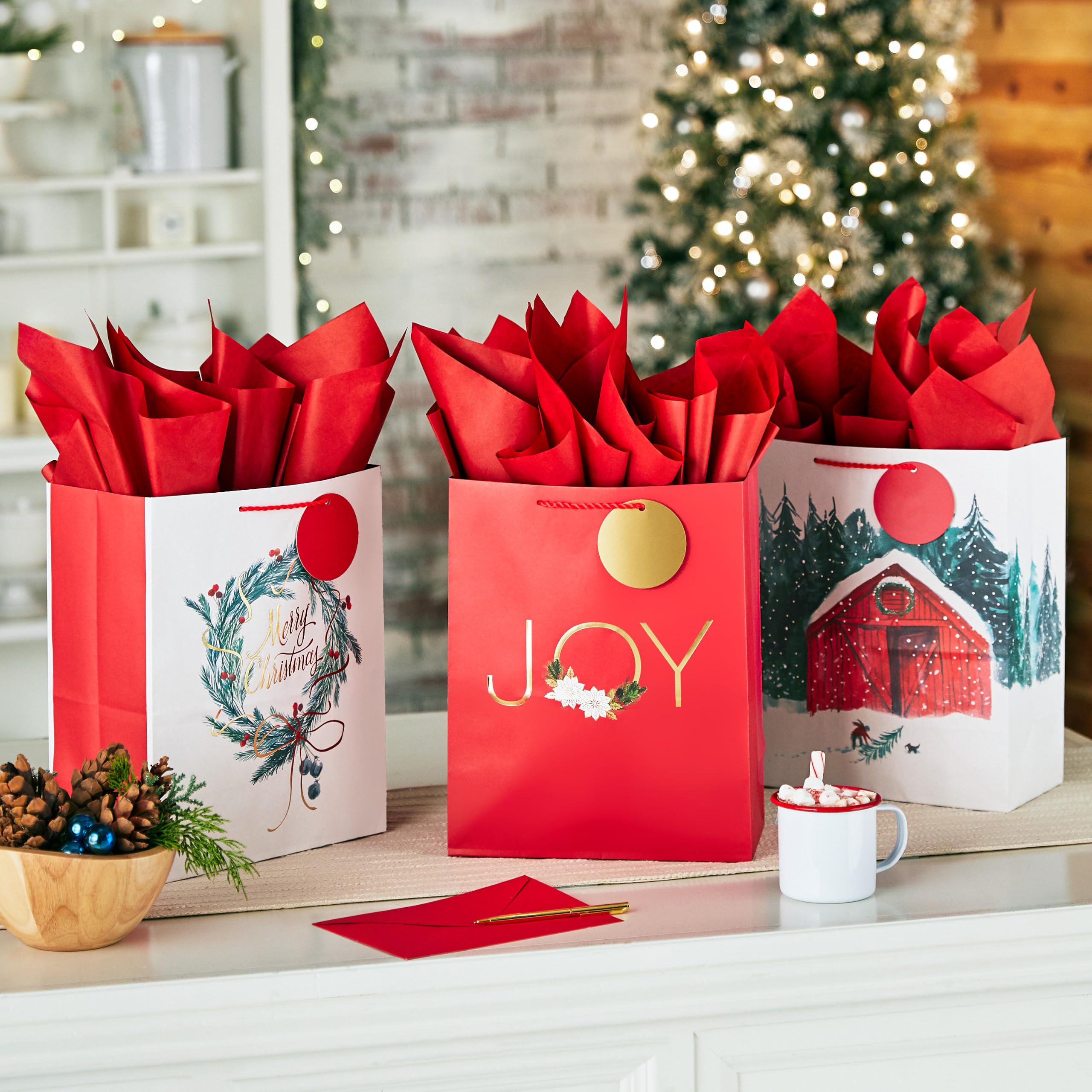 Hallmark 0005XGB1395 Geschenktüten-Sortiment mit Seidenpapier (3 Beutel) rote Bundle, Papier, Kranz, Freude und Scheune