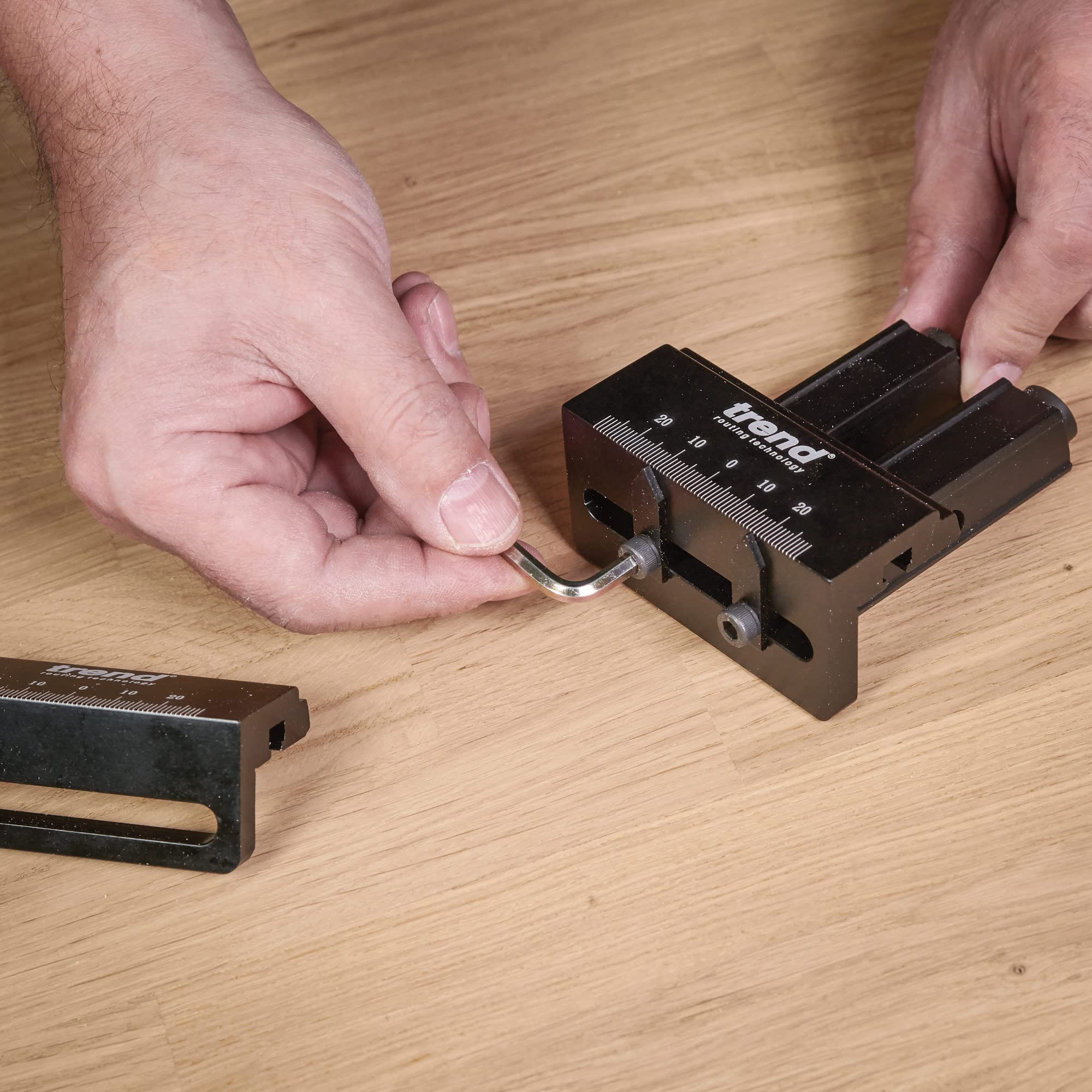 Trend Mini Doble Guía para Agujeros Ocultos con Broca HSS y Collar | Guía doble compacta para uniones de madera precisas: broca HSS, collar de profundidad, broca y tornillos, PH/JIG/M