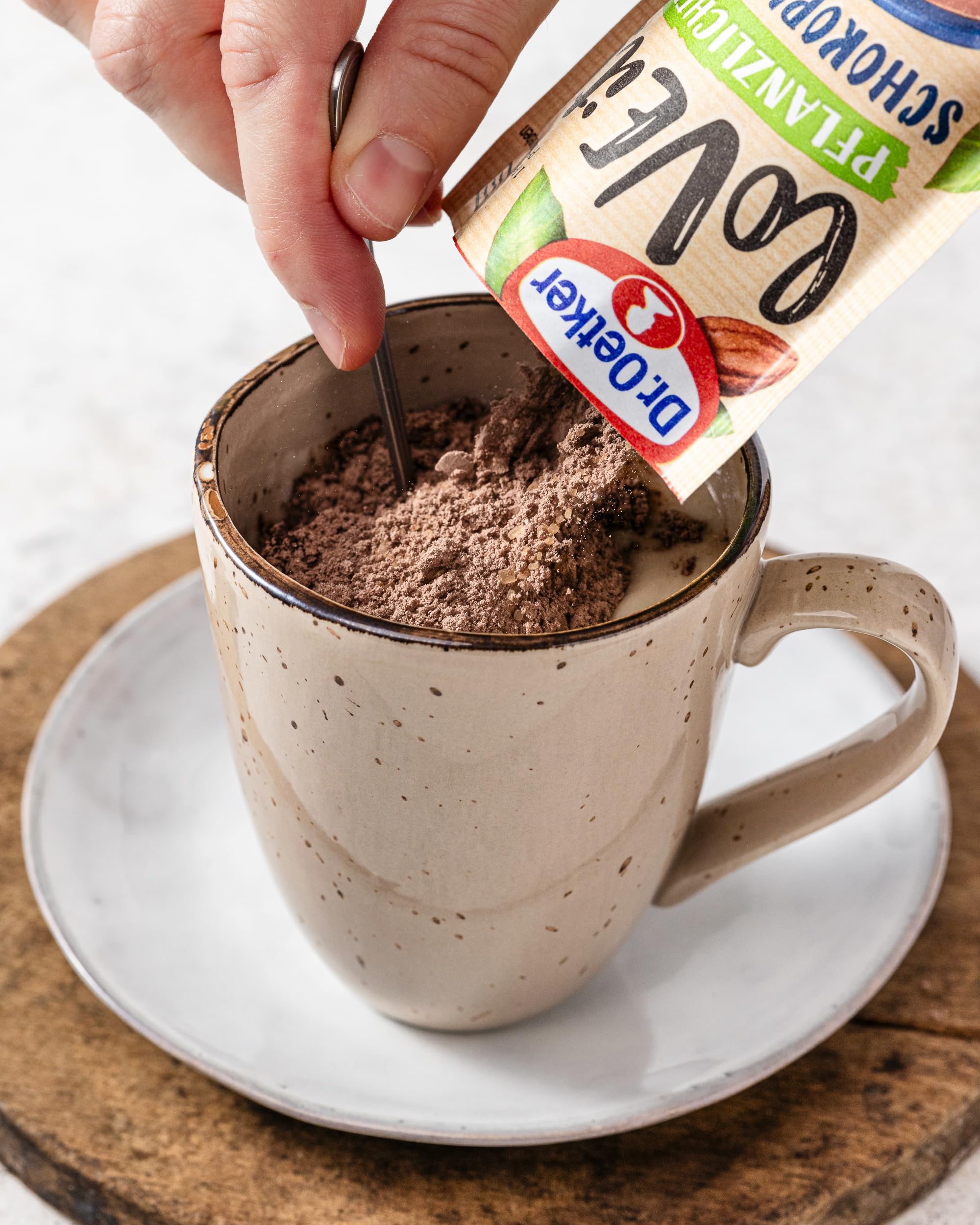 Dr. Oetker LoVE it! Pflanzlicher Pudding Schokolade 12er Pack, veganes Dessertpulver für die schnelle Zubereitung eines Tassen-Pudding