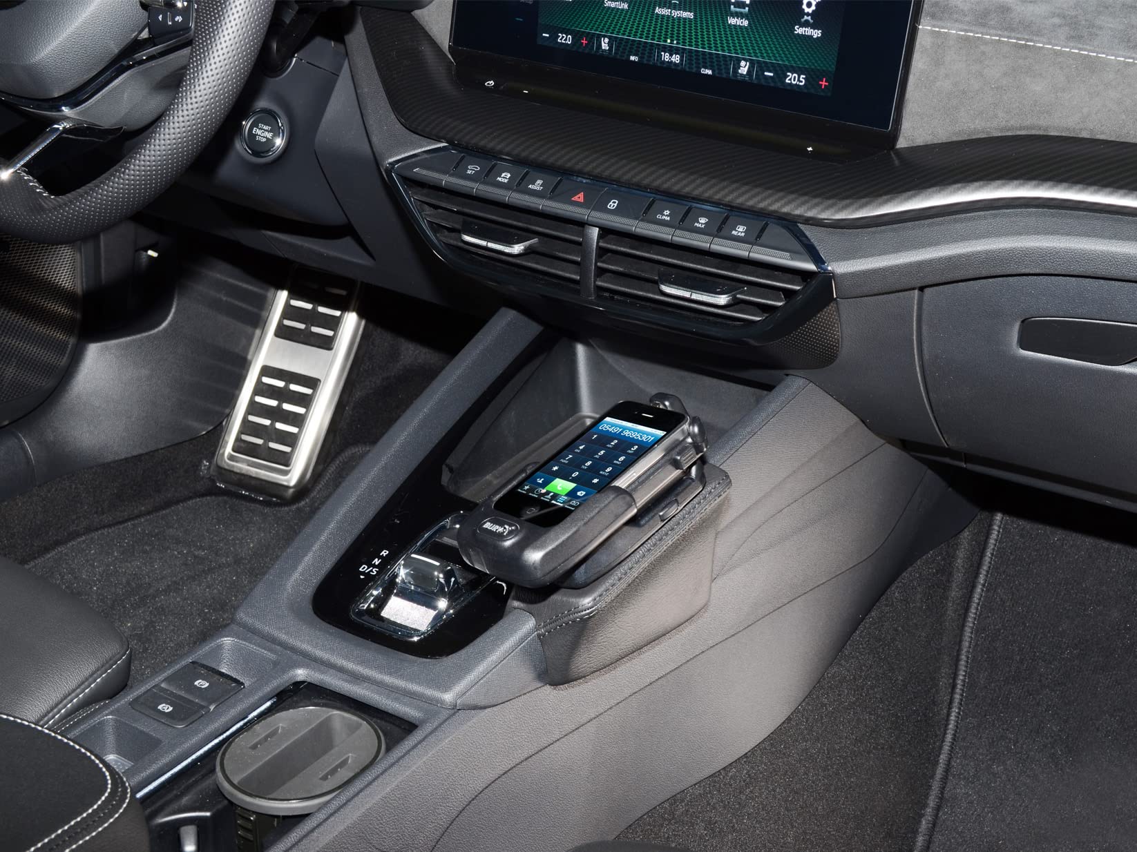 KUDA Handyhalterung passend für Skoda Octavia IV ab 2020 - Telefonkonsole für Smartphones, Handy, Navi und mehr - Kunstlederkonsole, Schwarz, 3825