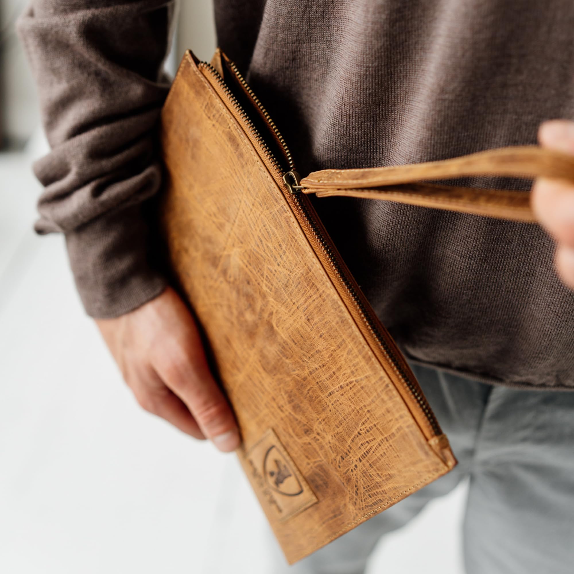 Berliner Bags Cartella Porta Documenti Dirk in Vera Pelle Bovina, Organizer con Zip e Laccetto da Polso per Passaporto e Documenti, Unisex – Noce
