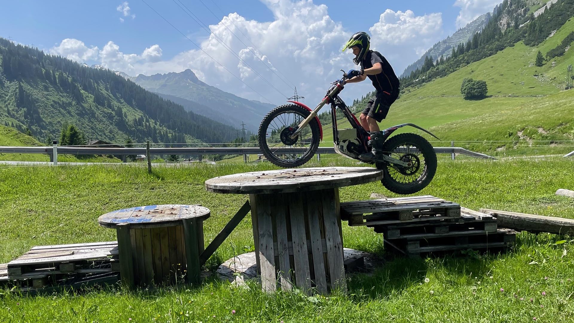 JOCHEN SCHWEIZER Geschenkgutschein: E-Trial Fahren Stuben am Arlberg (30 Min.)