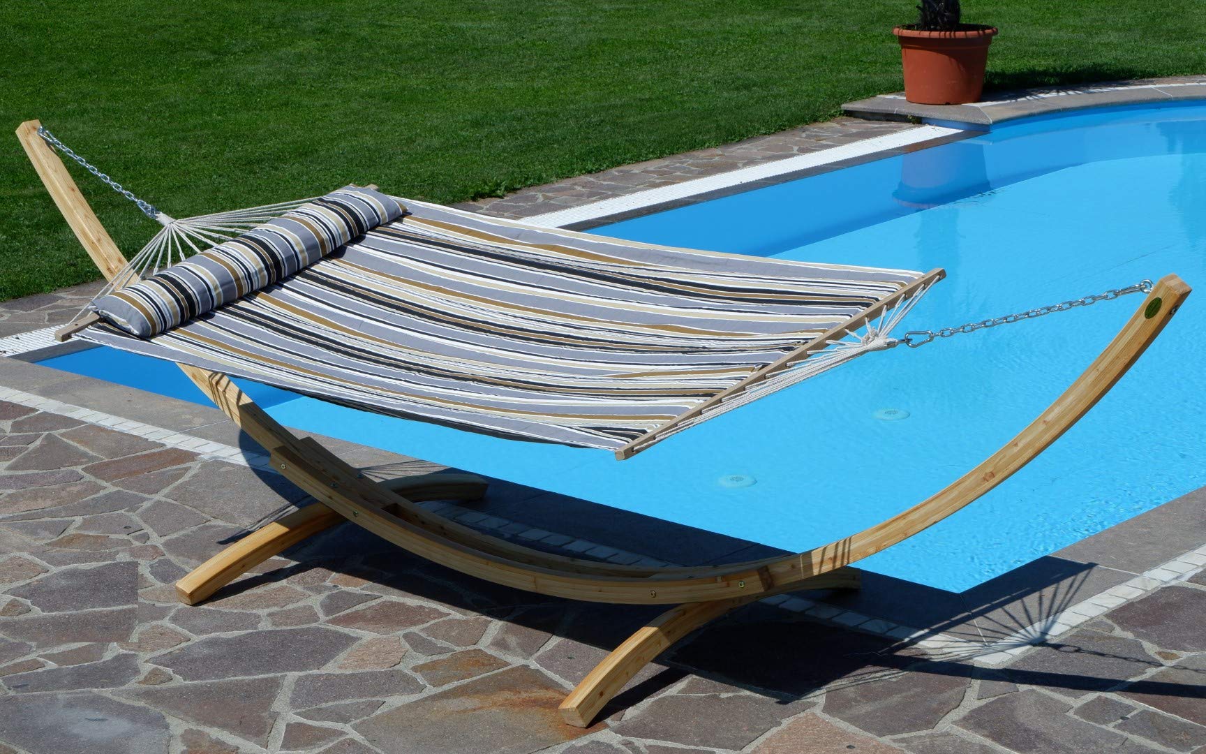 ALEOS. 400cm XXL Hängemattengestell Gestell aus Holz Lärche hell mit Stab Hängematte gefüttert mit Kopfkissen Grau gestreift 120x200 cm