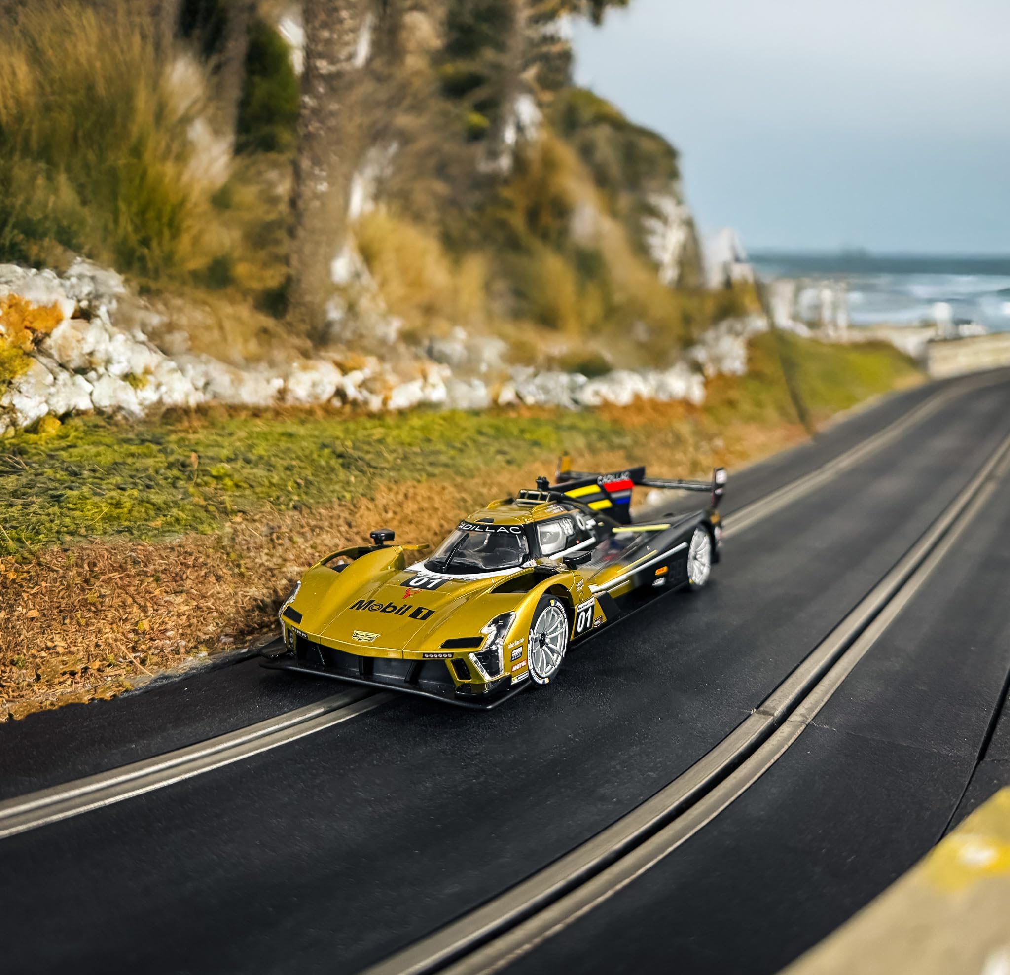 Scalextric - Cars - C4586 Cadillac V-Series.R Cadillac Racing n° 01 12 Heures de Sebring 2024 - Voiture Miniature pour Circuit et Set - Idée Cadeau pour Enfants et Adultes, Accessoires Scalextric