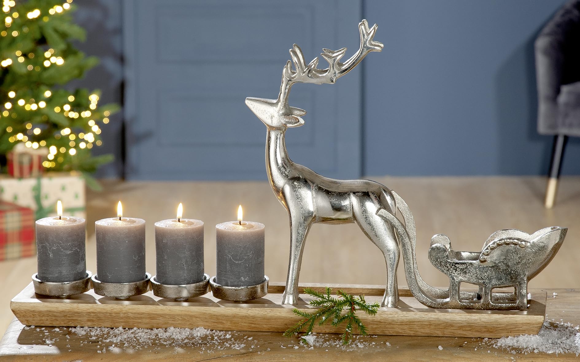 GILDE Deko großer Adventsleuchter XL – Advent Kranz Kerzen Halter modern – Adventkranz Deko Hirsch mit Schlitten – Leuchter für 4 Kerzen Farbe: Silber Braun Breite: 64 cm