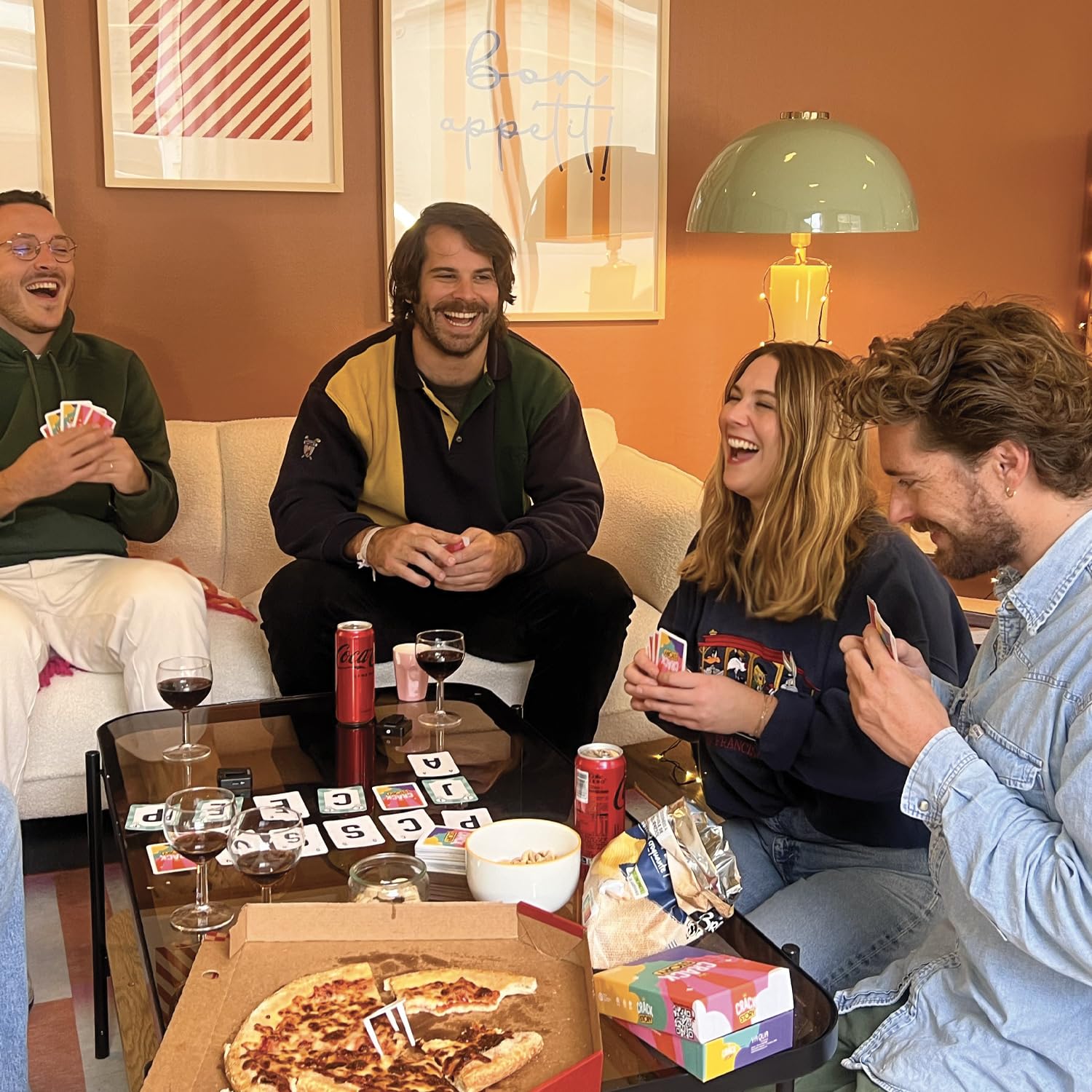 CRACK STORY – Gioco di Carte Divertente e Coinvolgente | Perfetto per Serate, Aperitivi, con Amici o in Famiglia | 2-8 Giocatori | Età 10+ e Adulti | Durata: 30 Min | Versione Italiana