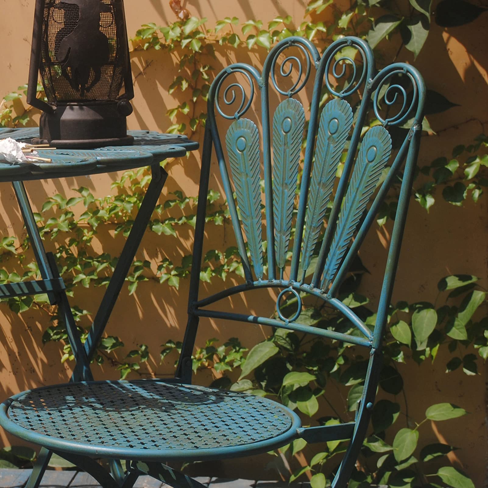 Mobili da esterno Set da bistrot in metallo rustico in 3 pezzi con piume di pavone, posti a sedere nel patio, tavolo rotondo in metallo e 2 sedie da terrazza, retrò in ferro battuto