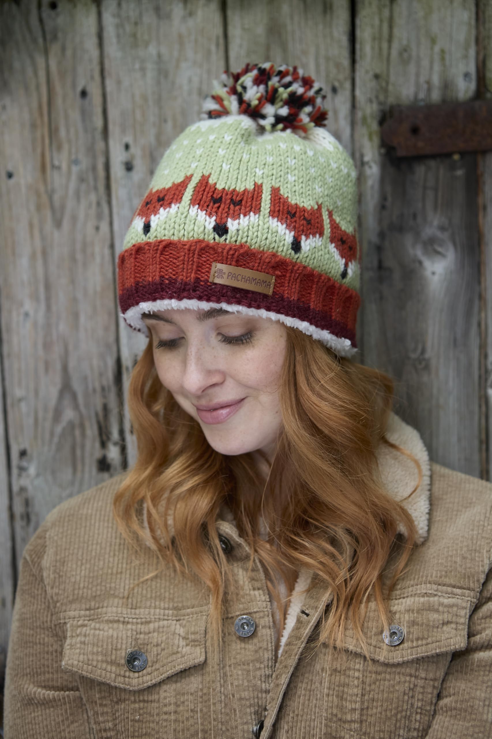 Pachamama Damska wełniana czapka typu beanie bobble sherpa polarowa podszewka zwijana tył ręcznie robiona urocza lisa wzór brązowy zielony jeden rozmiar ręcznie robiona bardzo ciepła sprawiedliwy