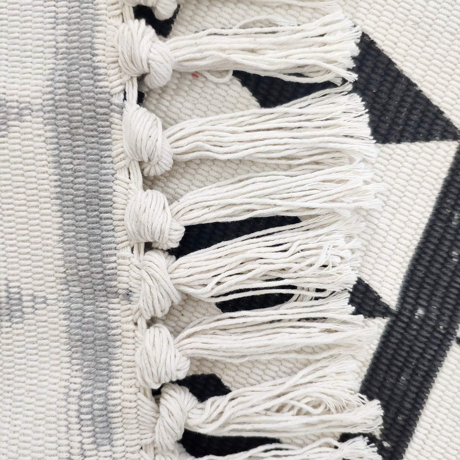 USTIDE Tappeto intrecciato a mano, 90 x 150 cm, per camera da letto, grandi nappe in cotone, stile bohémien, tappeto con frange, per soggiorno, cucina, lavanderia, bagno, porta, nero e crema
