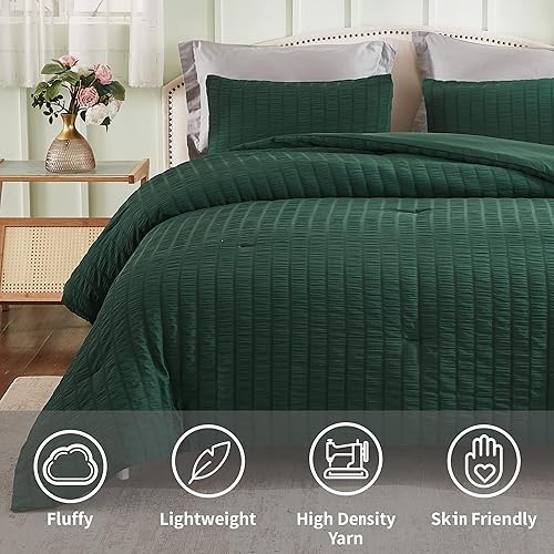 Miniatura 2 de AveLom Juego de edredón de sirsaca tamaño King verde oscuro (104 x 90 pulgadas), 3 piezas, 100% microfibra lavada suave, edredón ligero con 2 fundas