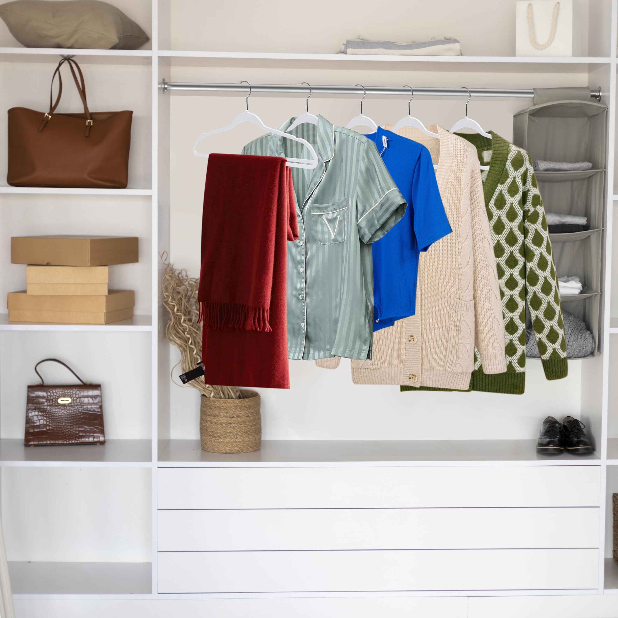 Quality Hangers Schlanke Kunststoff-Kleiderbügel für Kleidung, 41,9 cm, knittert nicht Ihre Kleidung, strapazierfähig, ohne Samt, weiß, 360° drehbar, Chrom-Haken, rutschfeste Kerben, Kleider, Mäntel,
