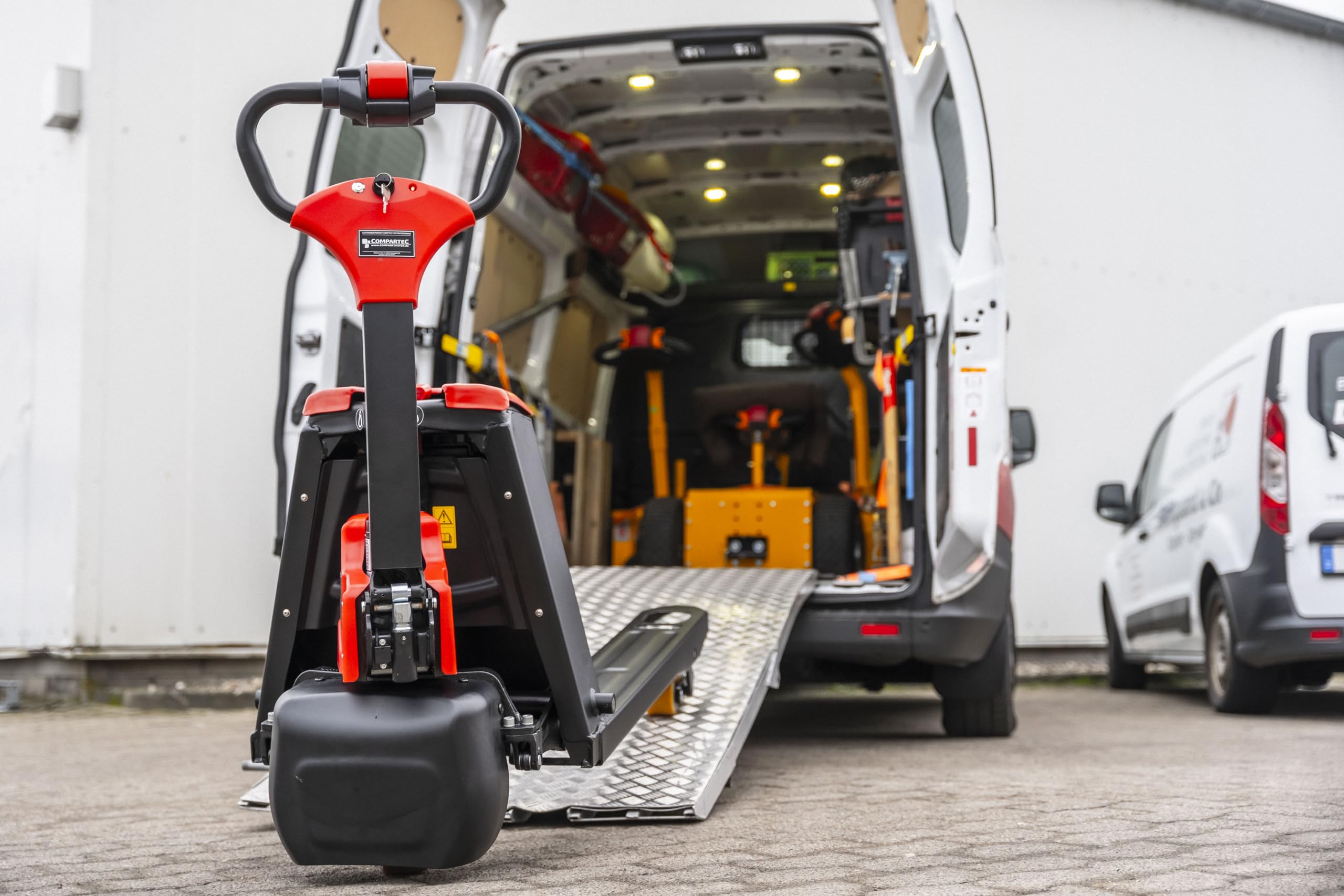 Chariot élévateur électrique : Compartec F3 - Batterie lithium-ion, charge de 1500 kg, longueur de fourche 1150 mm. - Norme industrielle - Performance et efficacité fiables - Idéal pour les entrepôts