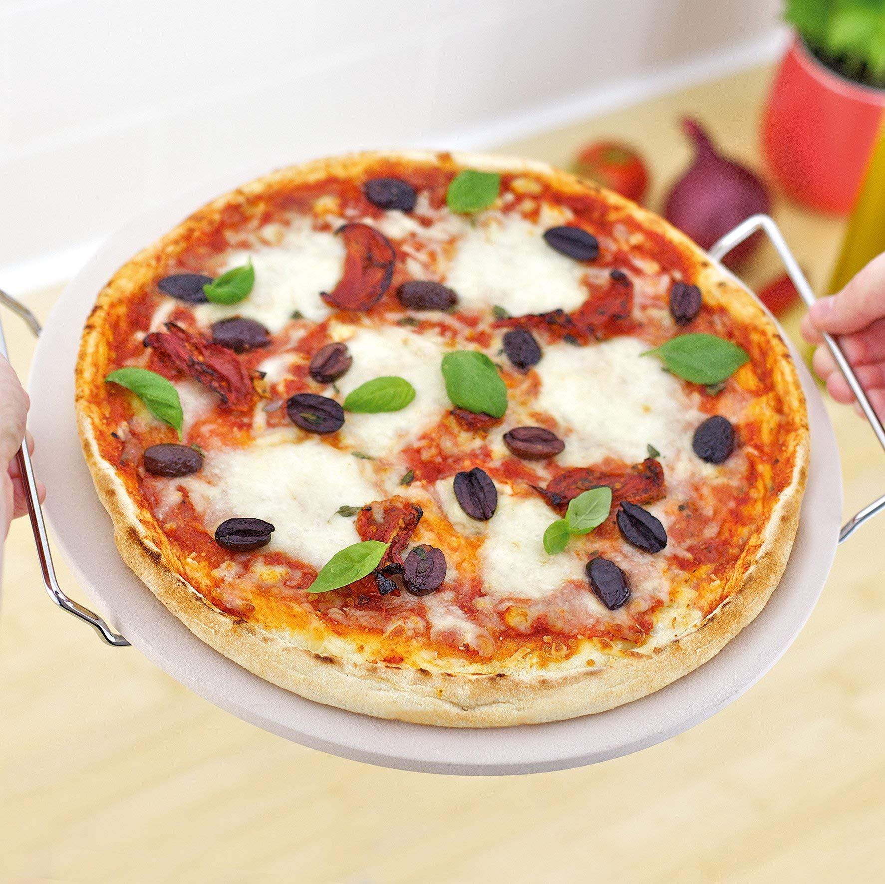 Judge TC273 - Piedra de pizza, 33 cm, bandeja de pizza, tabla de pizza y plato de pizza con asas cromadas, bandeja redonda y bandeja de servir para pizza fresca y congelada, accesorios de cocina aptos para lavavajillas