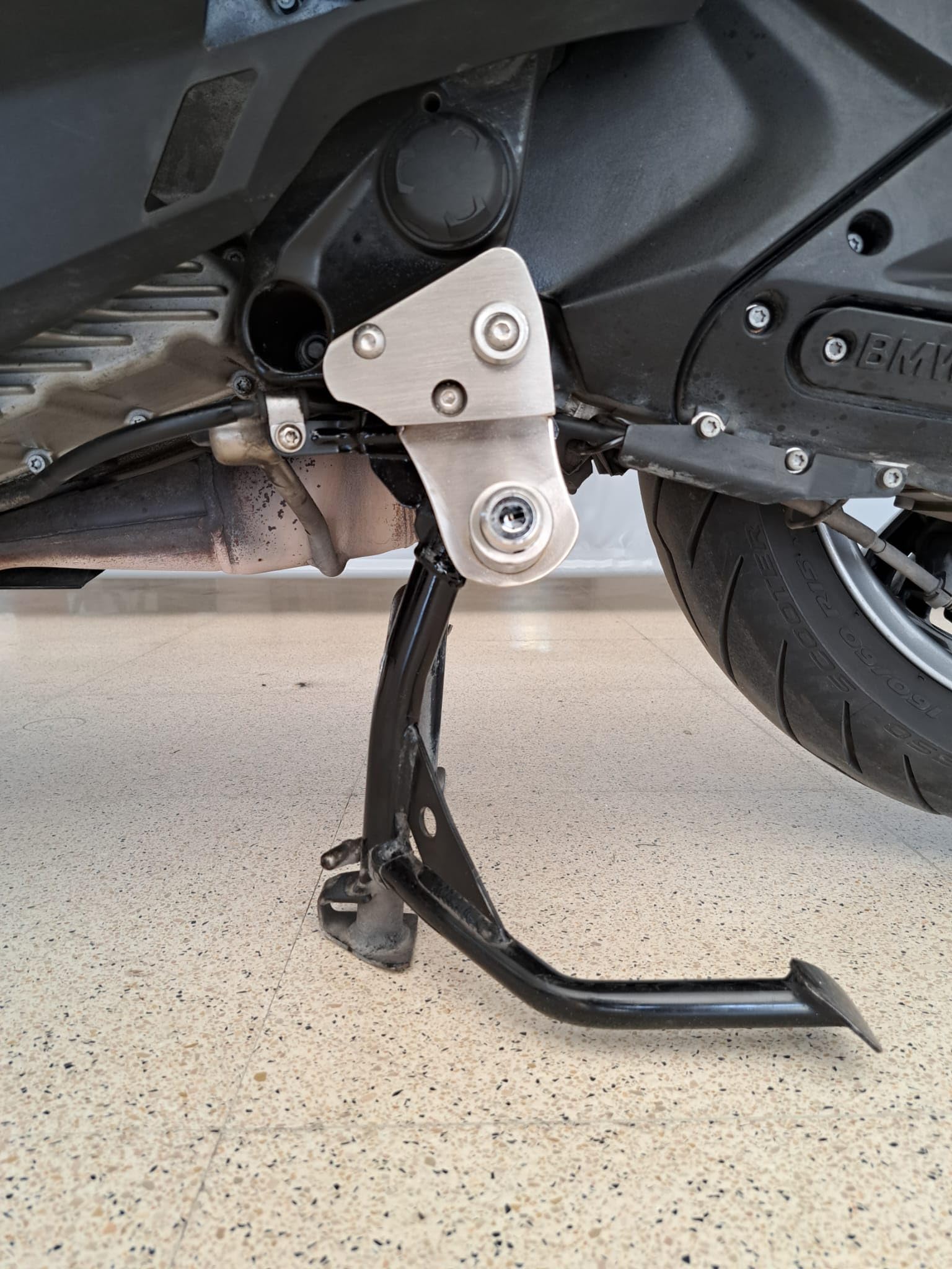 BLOCK BRAKE - ANTIFURTO MECCANICO BLOCCA CAVALLETTO CENTRALE PER MOTO BMW C 600 SPORT E C 650 GT IN ACCIAIO INOX E CHIAVE CODIFICATA.
