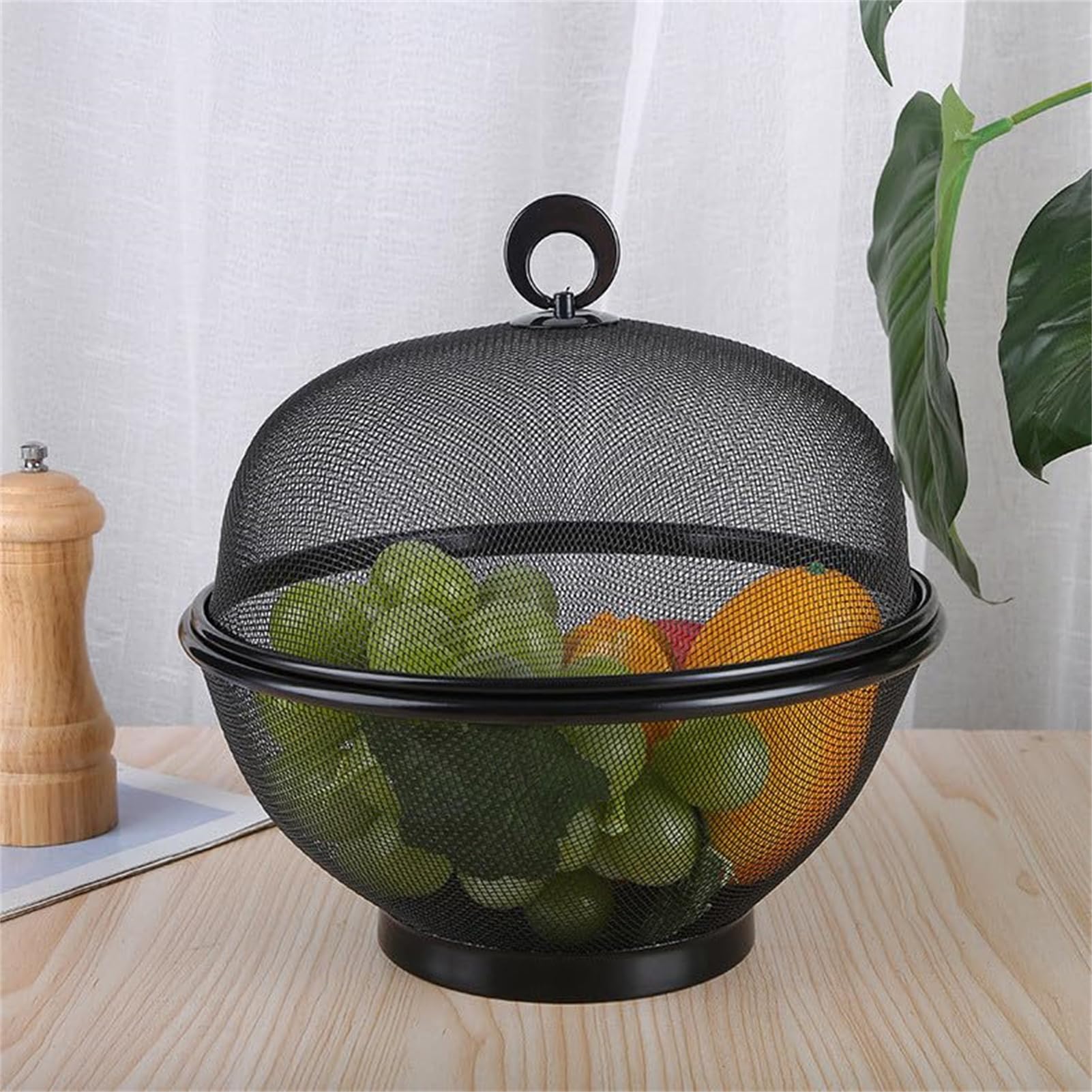 Czarny metalowy kosz na owoce z pokrywką, 28 x 25 cm, dekoracyjny do organizacji kuchni, ekspozycja świeżych owoców, stylowa dekoracja domu, nowoczesny design, wielofunkcyjne zastosowanie.