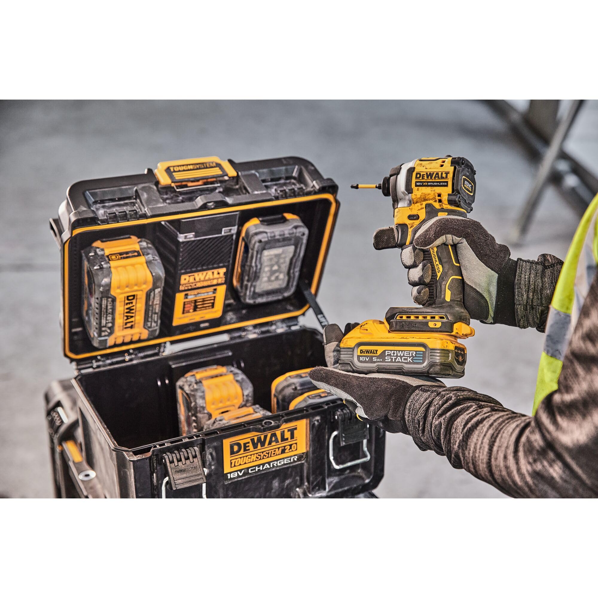 Dewalt Dwst83471-Qw 1/2 Tough System 2.0, Doppio Caricabatteria 4A con Carica Simultanea per Batteria Xr 18V, Flexvolt, Ventola Interna per Dissipazione Calore Quando Chiusa