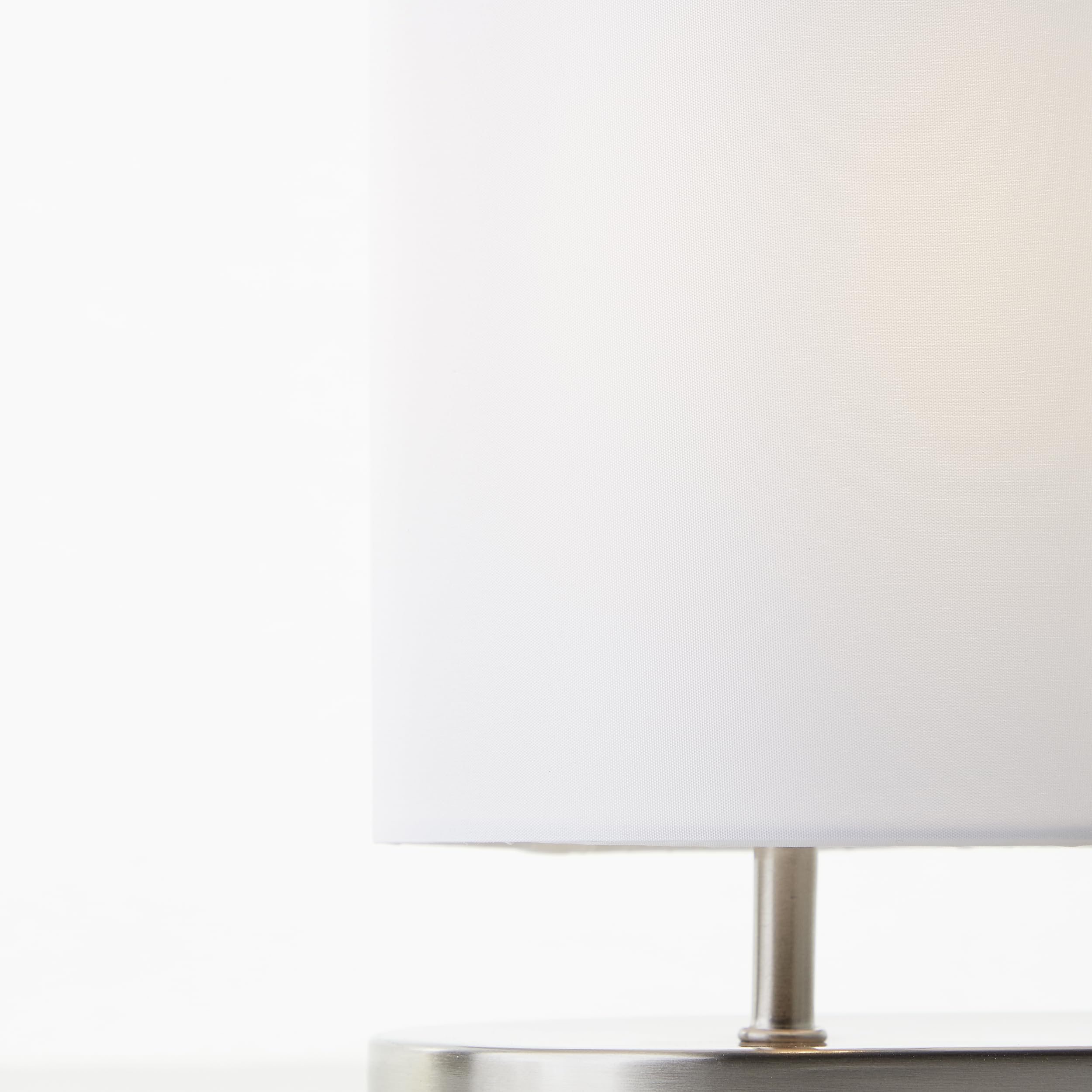 Brilliant Moderna lampada da tavolo con supporto ribaltabile integrato, ricarica wireless tramite vassoio di ricarica a induzione e paralume in tessuto bianco, ideale per comodini e scrivanie