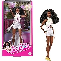 Barbie The Movie Presidente Issa Rae, bambola del film da collezione con camicetta bianca scintillante e pantaloncini, capelli ricci scuri e fascia da presidente, JBJ55