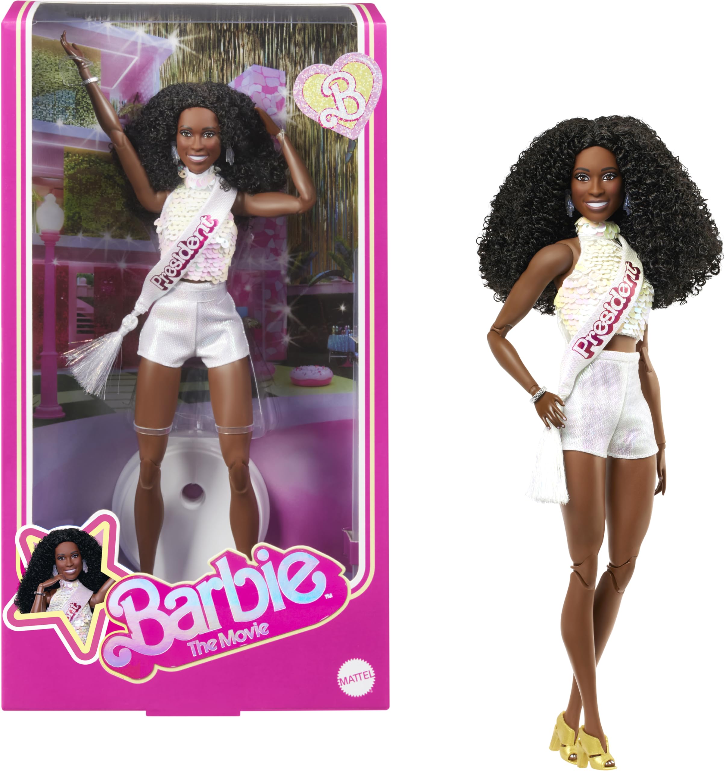Barbie The Movie Sammelpuppe, ISSA Rae als Präsidentin glitzernden weißen Set aus Bluse und Shorts, dunklen, lockigen Haaren & Präsidentinnen-Schärpe, JBJ55