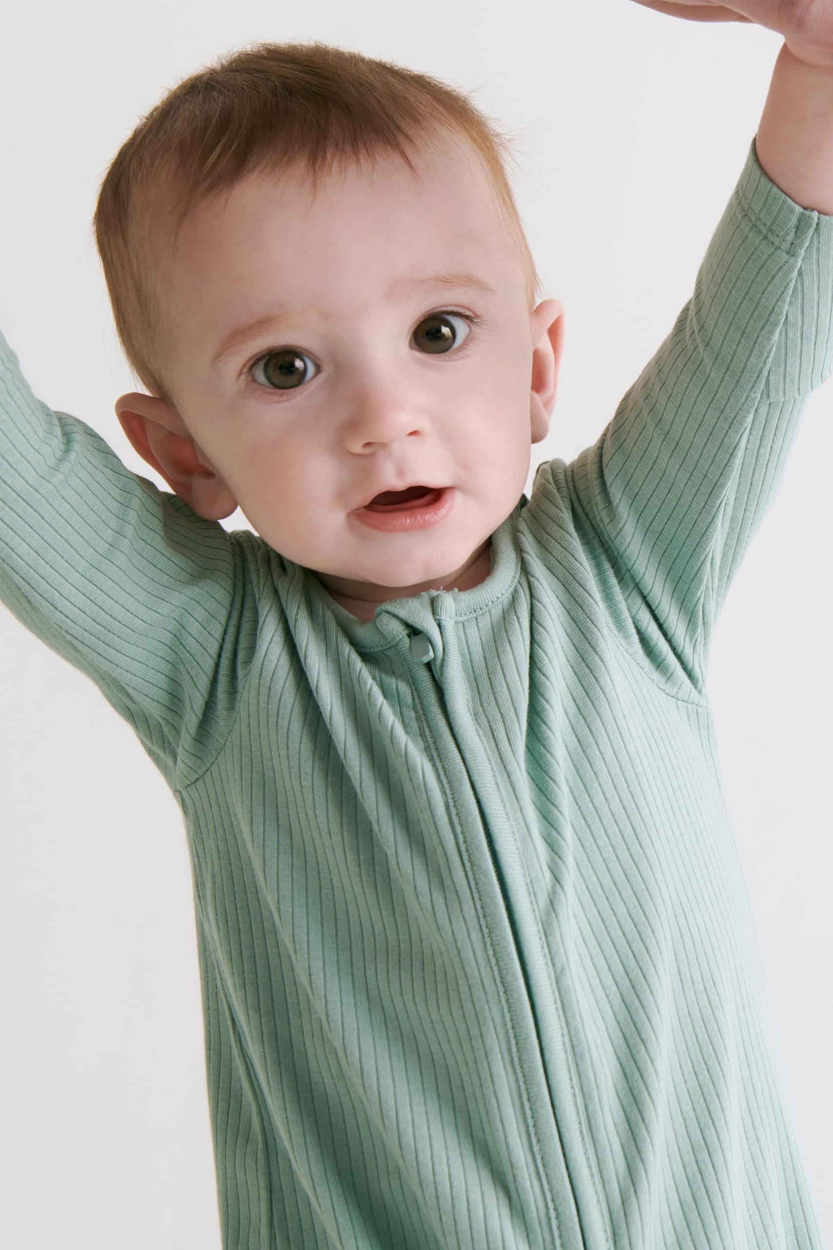 MORI Pijama unisex de canalé con cremallera bidireccional para bebé en color menta - Ropa de dormir cómoda de bambú y algodón orgánico - Pijama para niños pequeños con diseño de pies - 9-12 meses