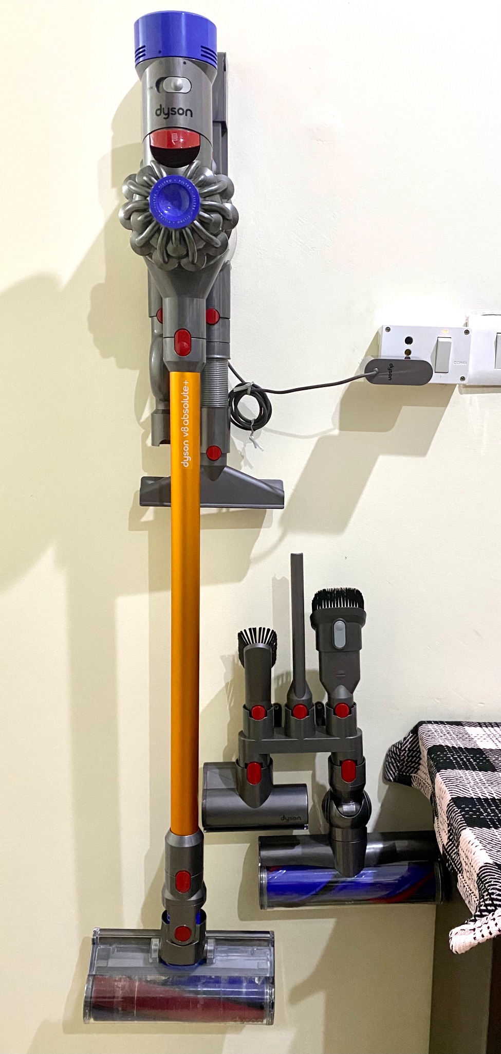 Dyson V8 Absolute cordless vacuum cleaner with docking station