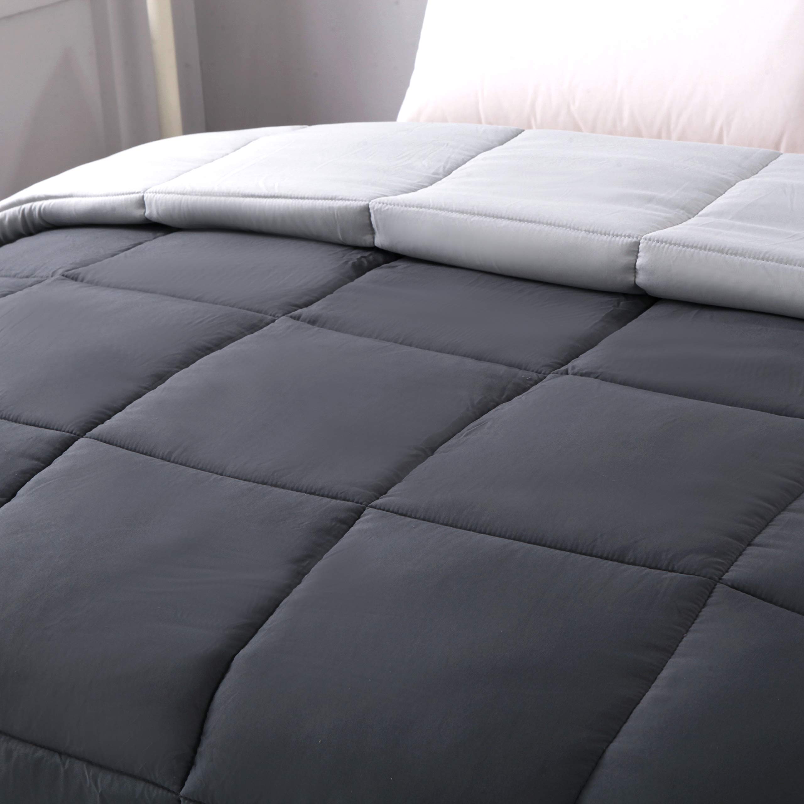 MOHAP Couette Bicolore 4 Saisons Légère 450g/m² 220x240cm - Réversible Hypoallergénique pour 2 Personnes, Gris Foncé + Gris Clair, Edredon