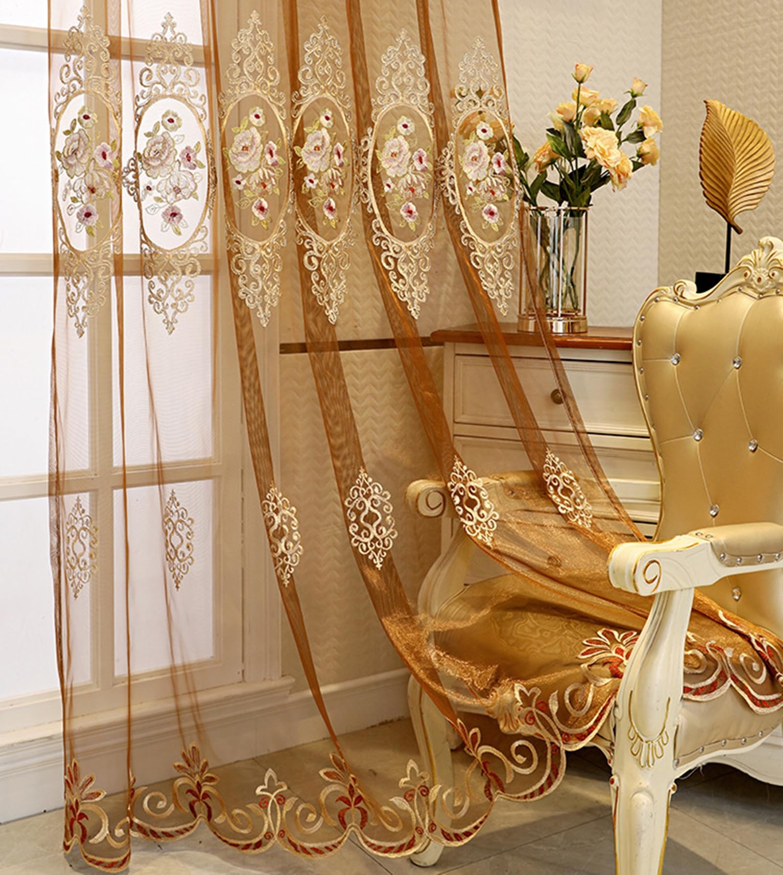 Voilages en dentelle brodée pour sublimer la lumière de votre chambre