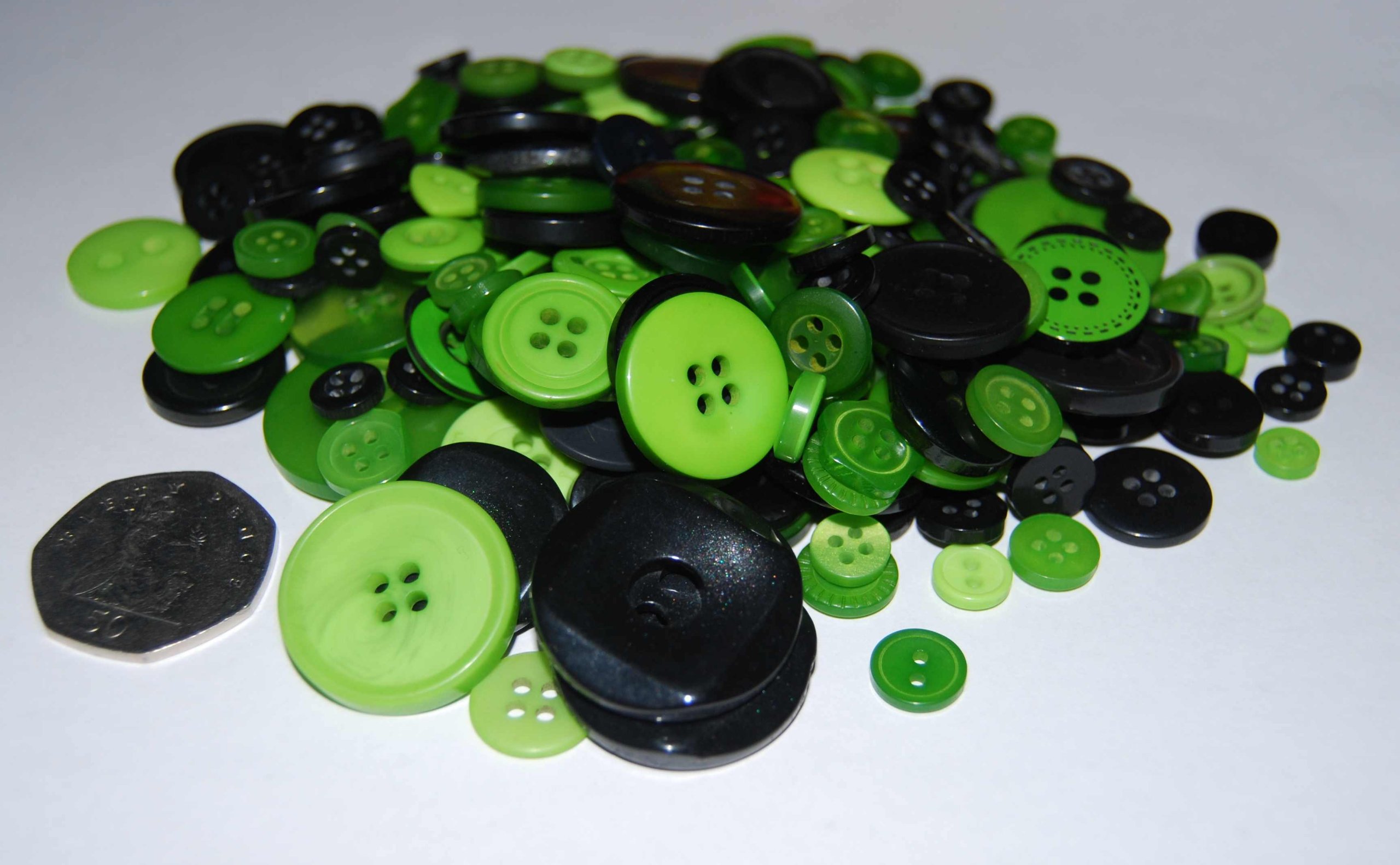 celloexpress Pack of 25g - BLACK & GREEN BUTTONS - Mixed Sizes of Various Black & Green Buttons for Sewing and Crafting