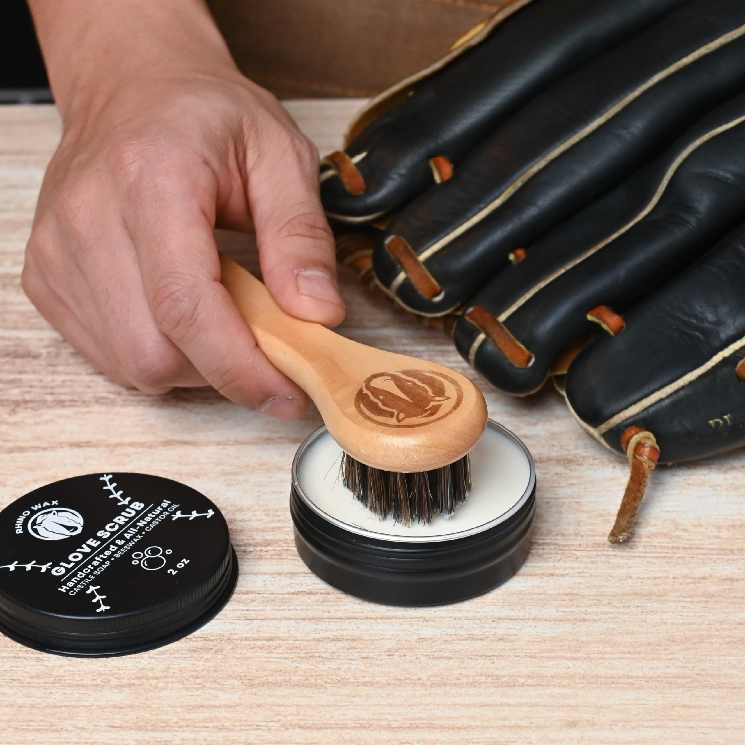 Rhino Wax - Kit de cepillo y aplicador de guantes de béisbol (paquete de 5) - 1 cepillo grande de crin de caballo para fregar básico - 2 cepillos Dauber para aplicación de aceite y acondicionador - 2