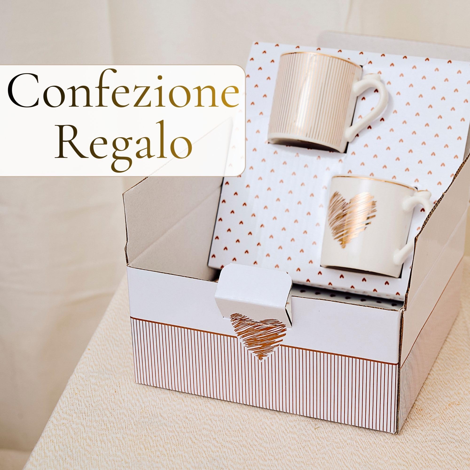 NAMAI - Set di 2 Tazzine Caffè con Vassoio a Forma di Cuore, 17,5x15,5x6h CM, New Bone China, Adatte in Lavastoviglie e Microonde, Regalo Coppia (Cuori)