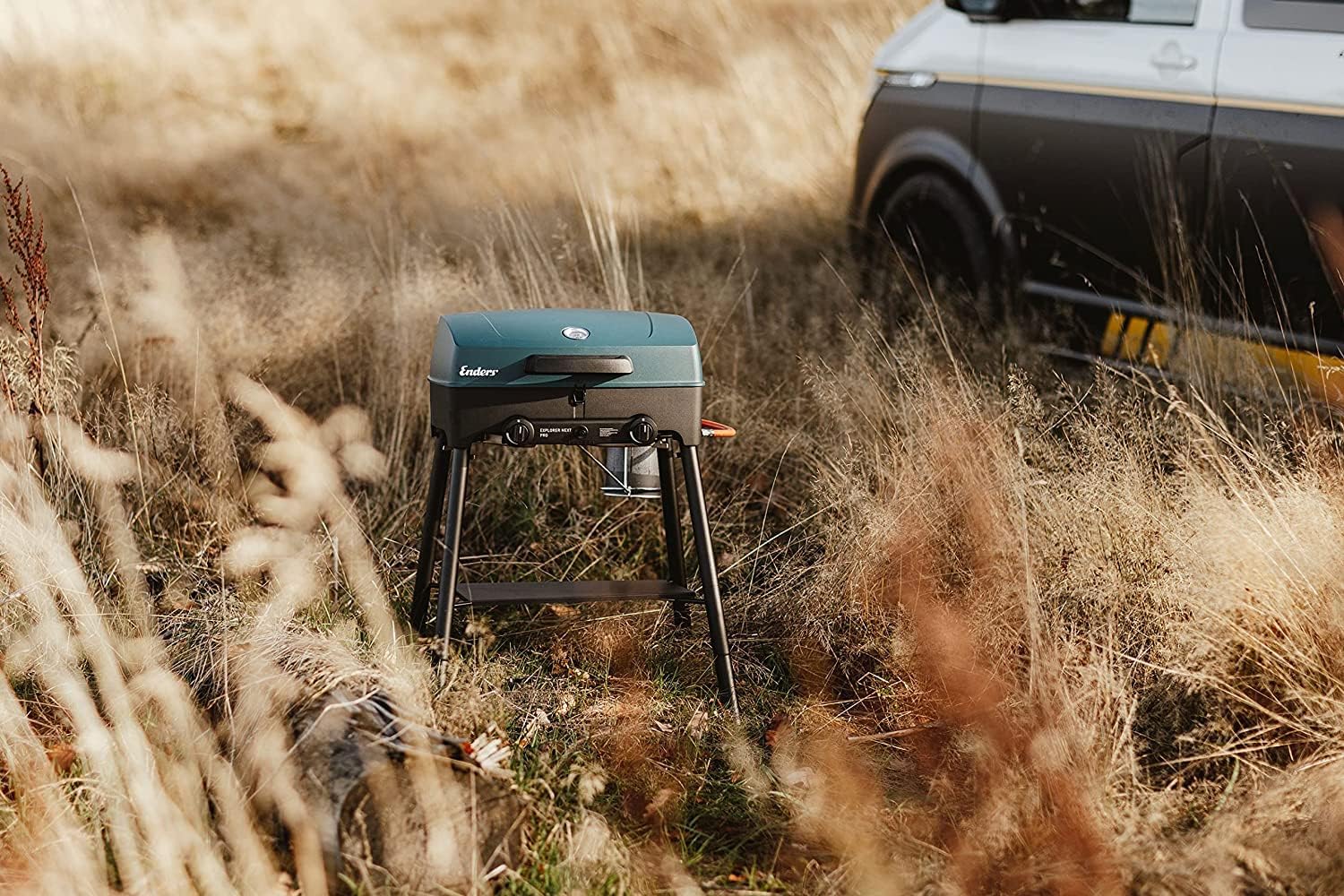 Enders Explorer Next Pro Griglia per barbecue - Coperchio Alluminio - Piccolo Portatile - Griglia a Gas da Campeggio, Esterno, Balcone, Giardino - Barbeque a gas con 3 Funzioni 2 Bruciatori #210233 Enders Explorer Next Pro Griglia per barbecue - Coperchio Alluminio - Piccolo Portatile - Griglia a Gas da Campeggio, Esterno, Balcone, Giardino - Barbeque a gas con 3 Funzioni 2 Bruciatori #210233