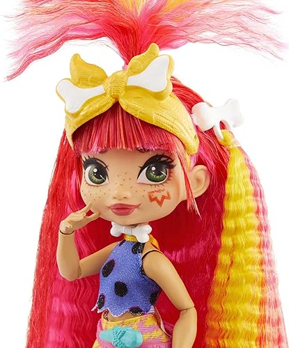 Miniatura 4 de Mattel, Muñeca Emberly Cave Club - Muñeca de 8 a 10 pulgadas, con cabello rosa, muñeca prehistórica con dinosaurio y accesorios, regalo para niñas