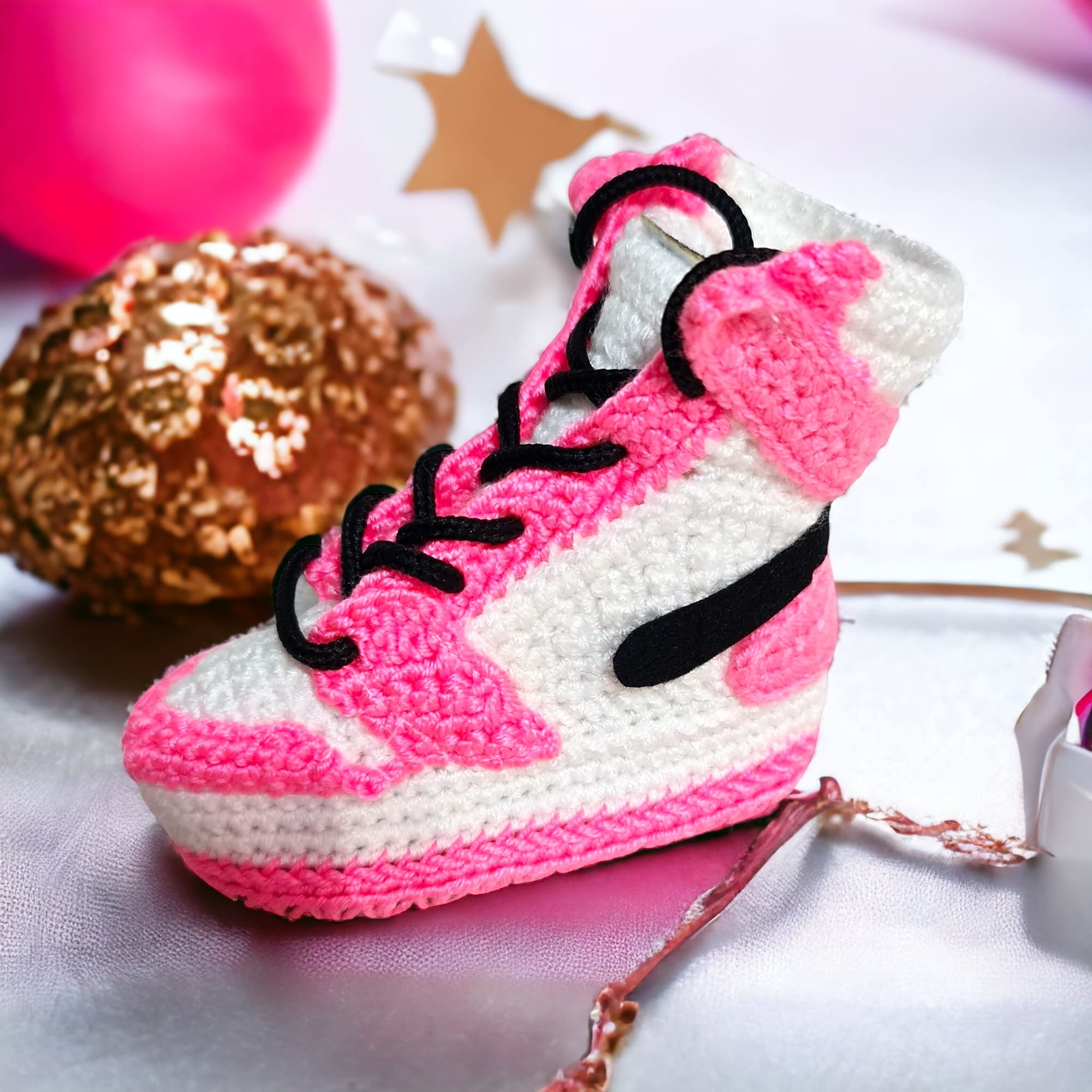 Handgefertigte Rosa Baby Sneaker im Jordan Style - Weiche Häkelschuhe für Neugeborene - Erstlingsschuhe & Bequeme Babyparty Geschenkidee - Erste Schritte Booties