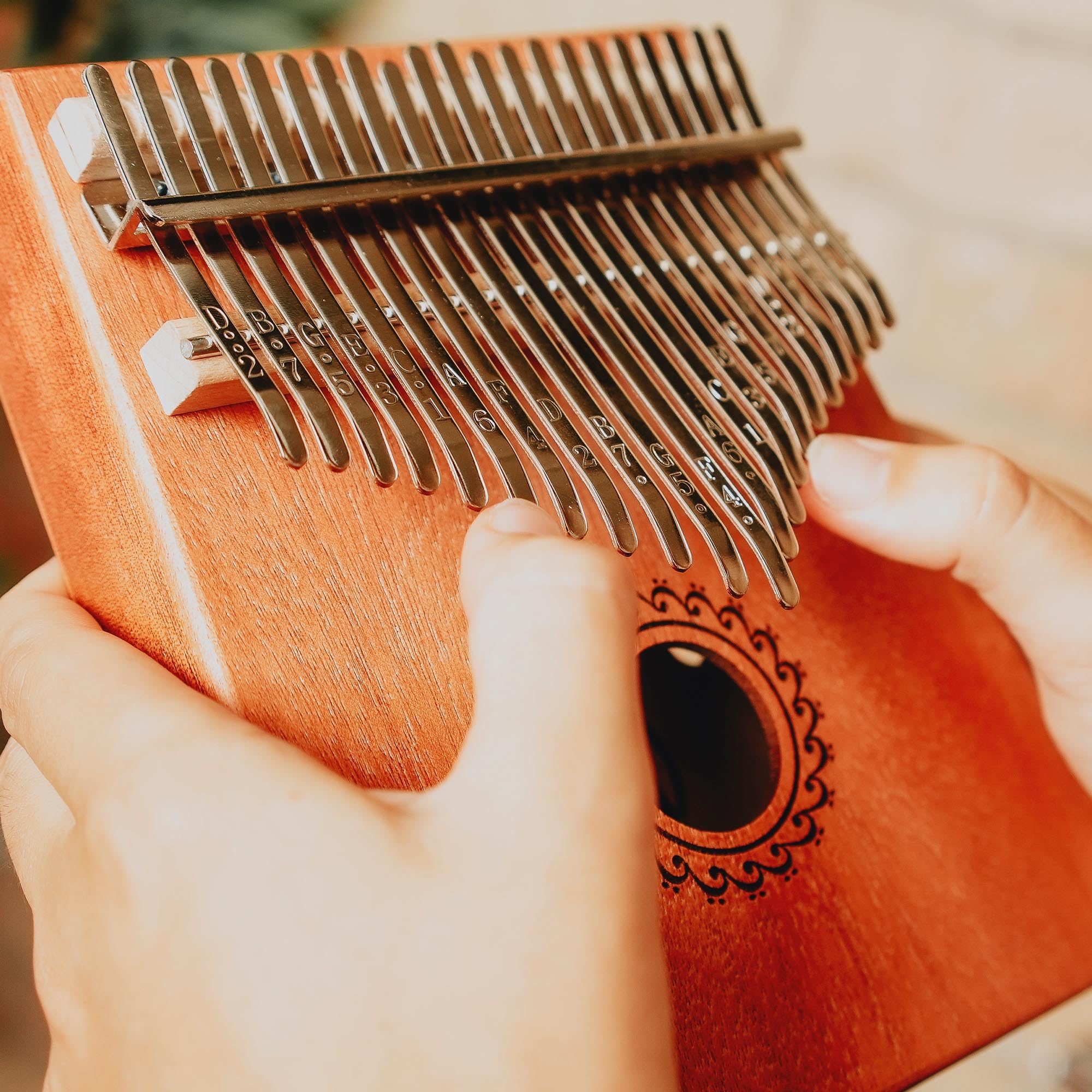 A-Star Kalimba-Daumenklavier mit 21 Tasten und Mahagonikorpus – inklusive Stimmhammer, Spielanleitung und Daumenschutz