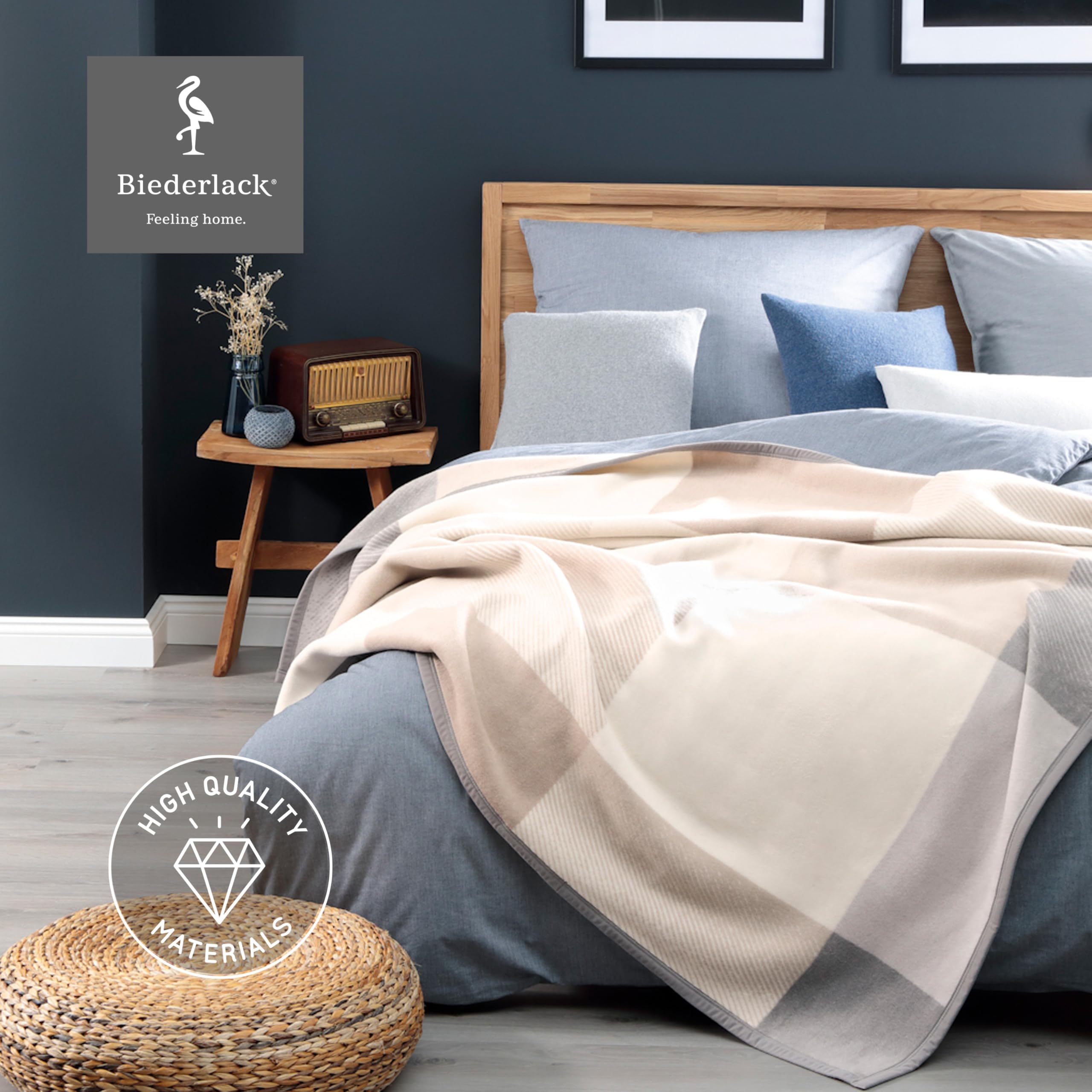 biederlack® weiche Kuscheldecke Across Beige, Sofadecke in 150x200 cm | Made in Germany, Wohndecke aus Baumwollmischgewebe, Couchdecke in grau-beige, karierte Tagesdecke, OEKO-TEX Made in Green