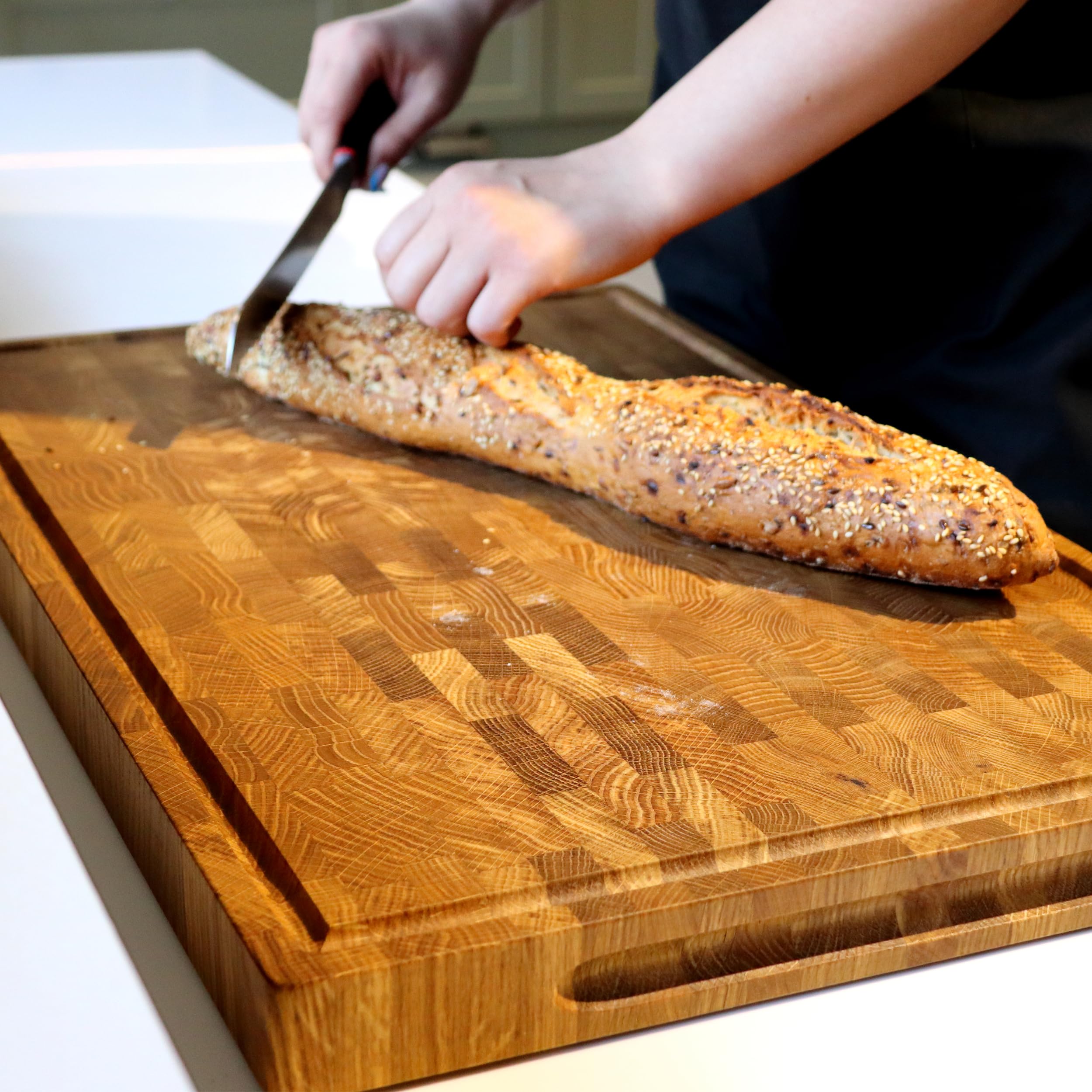 B4K® Tagliere in rovere 60 × 40 × 4 cm – Blocco di tritatura massiccio – Tavola in legno di cervello antibatterico con manici e gambe in silicone, perfetto per cucina, carne e